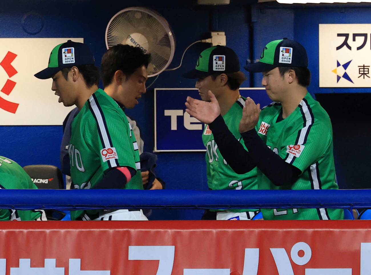 ヤクルト対巨人　2勝目を挙げたヤクルト吉村（右）はベンチで拍手（撮影・浅見桂子）