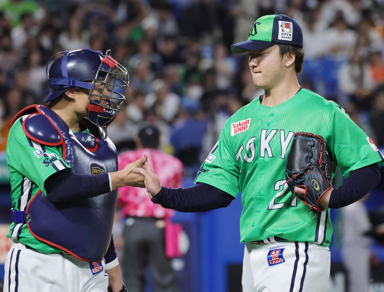 ヤクルト対巨人　4回表を終え、中村悠（左）とタッチするヤクルト先発の吉村（撮影・野上伸悟）