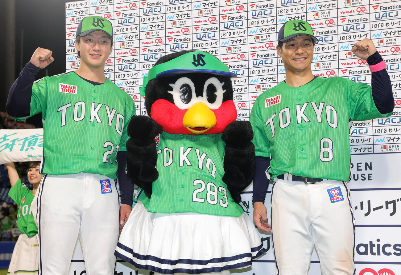ヤクルト対巨人　お立ち台でガッツポーズのヤクルト茂木（左）と吉村。中央はつばみ（撮影・野上伸悟）