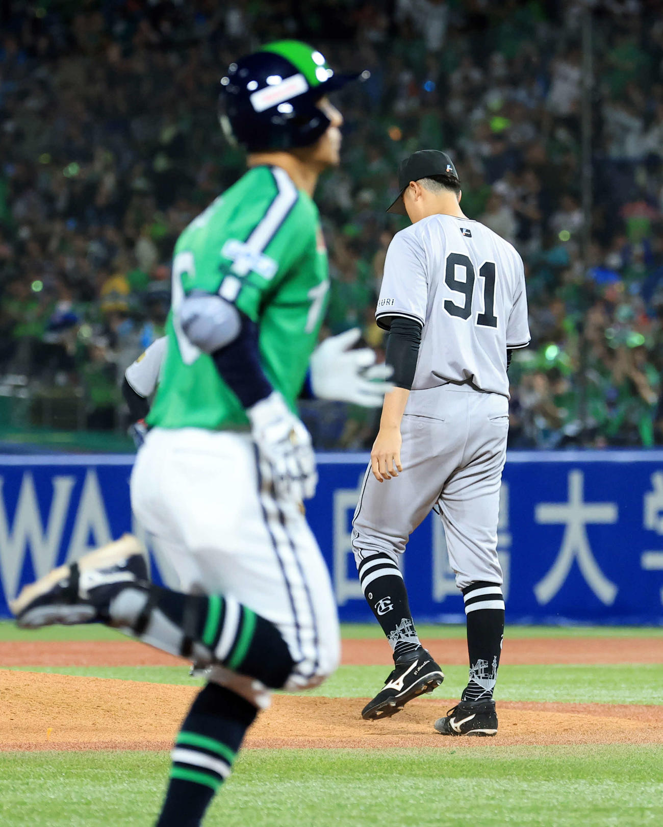 ヤクルト対巨人　6回裏ヤクルト1死三塁、茂木（手前）に2点本塁打を許し、うつむく堀田（撮影・浅見桂子）