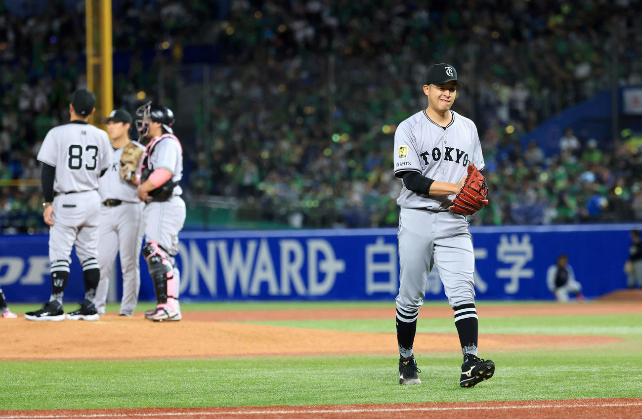 ヤクルト対巨人　6回裏ヤクルト1死三塁、茂木に2点本塁打を許し、降板となった堀田（右）は悔しそうにベンチに戻る（撮影・浅見桂子）