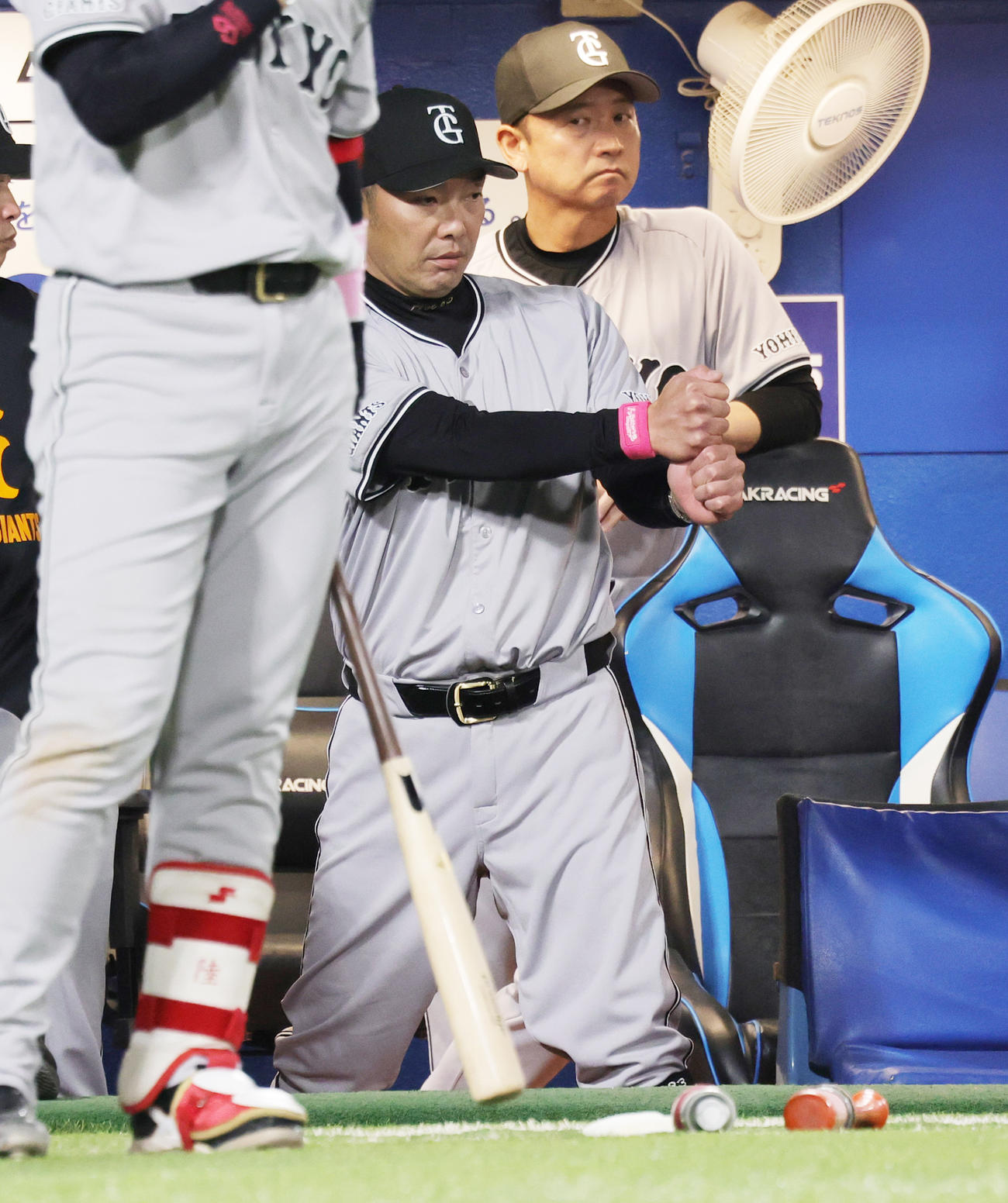 ヤクルト対巨人　ベンチでスイングのしぐさをする巨人阿部監督（撮影・野上伸悟）