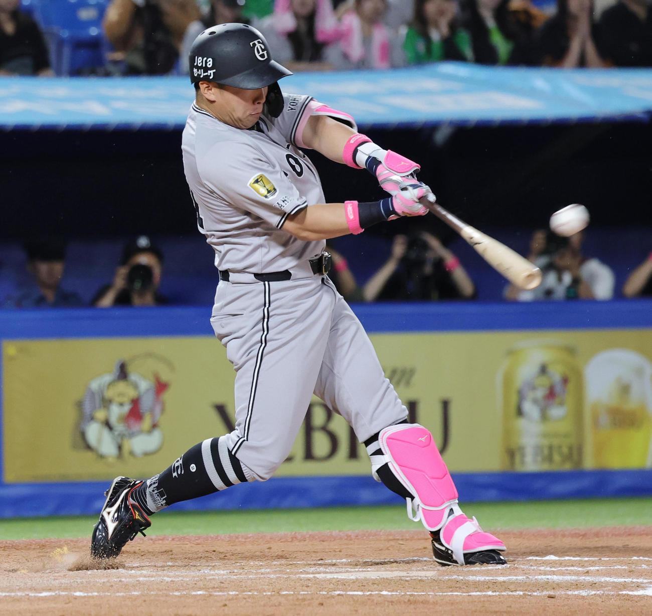 ヤクルト対巨人　8回表巨人1死、左越え本塁打を放つ浅野（撮影・野上伸悟）