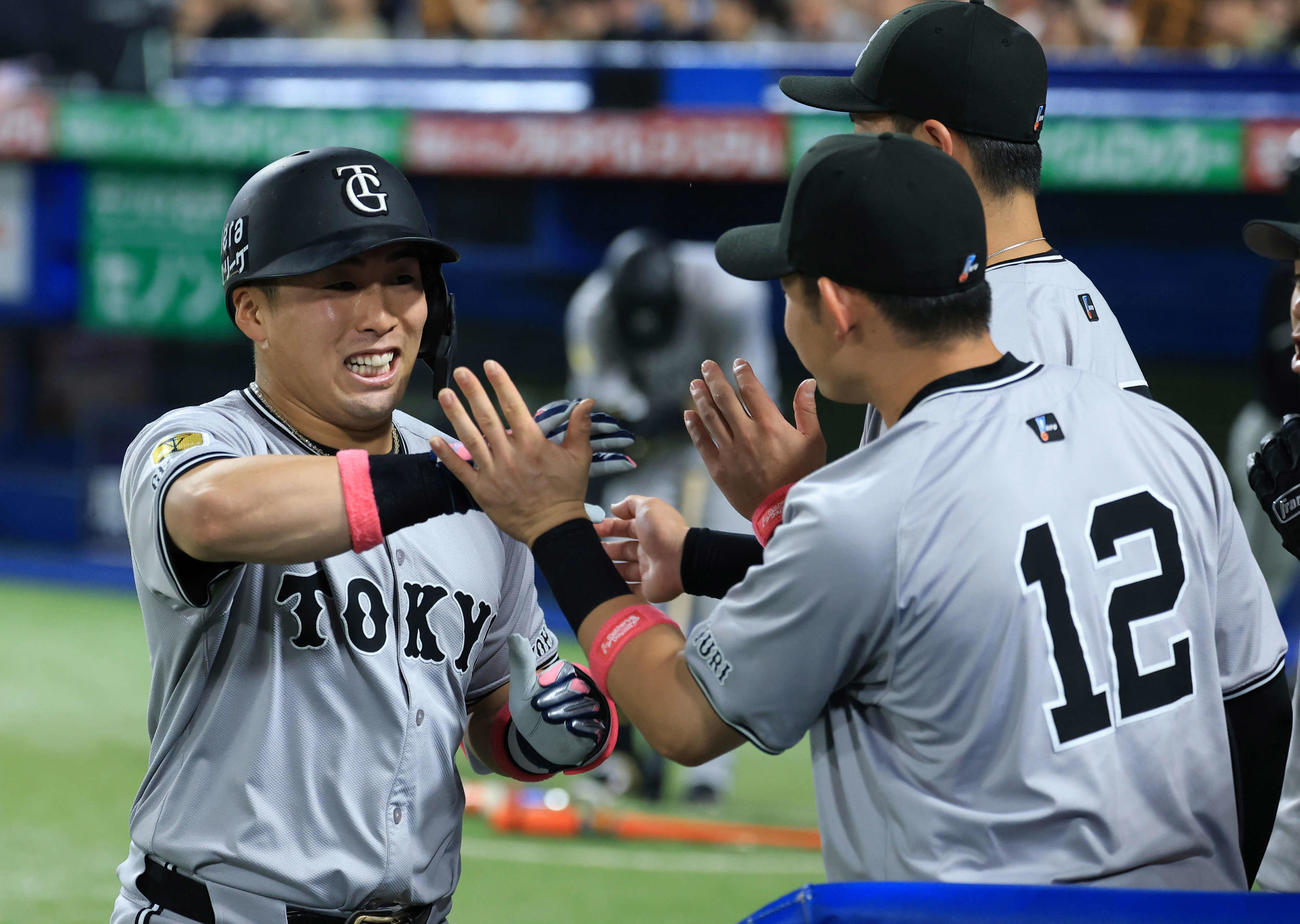 ヤクルト対巨人　8回表巨人1死、浅野は左越えソロ本塁打を放ち笑顔でナインとハイタッチ（撮影・浅見桂子）