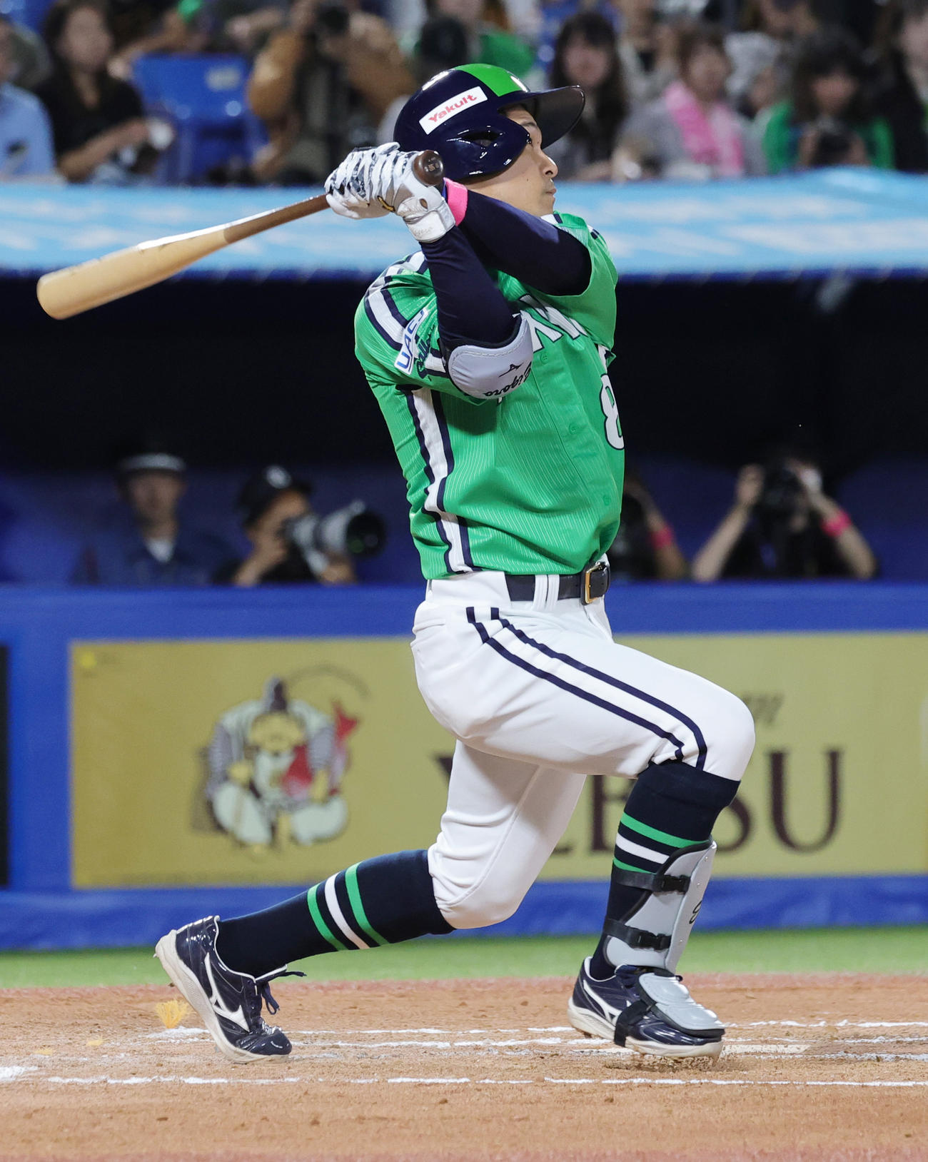 ヤクルト対巨人　6回裏ヤクルト1死三塁、右越え先制2点本塁打を放つ茂木（撮影・野上伸悟）