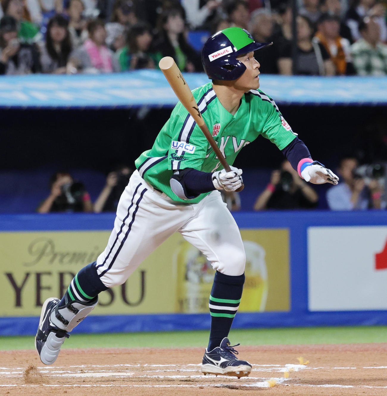 ヤクルト対巨人　6回裏ヤクルト1死三塁、右越え先制2点本塁打を放つ茂木（撮影・野上伸悟）