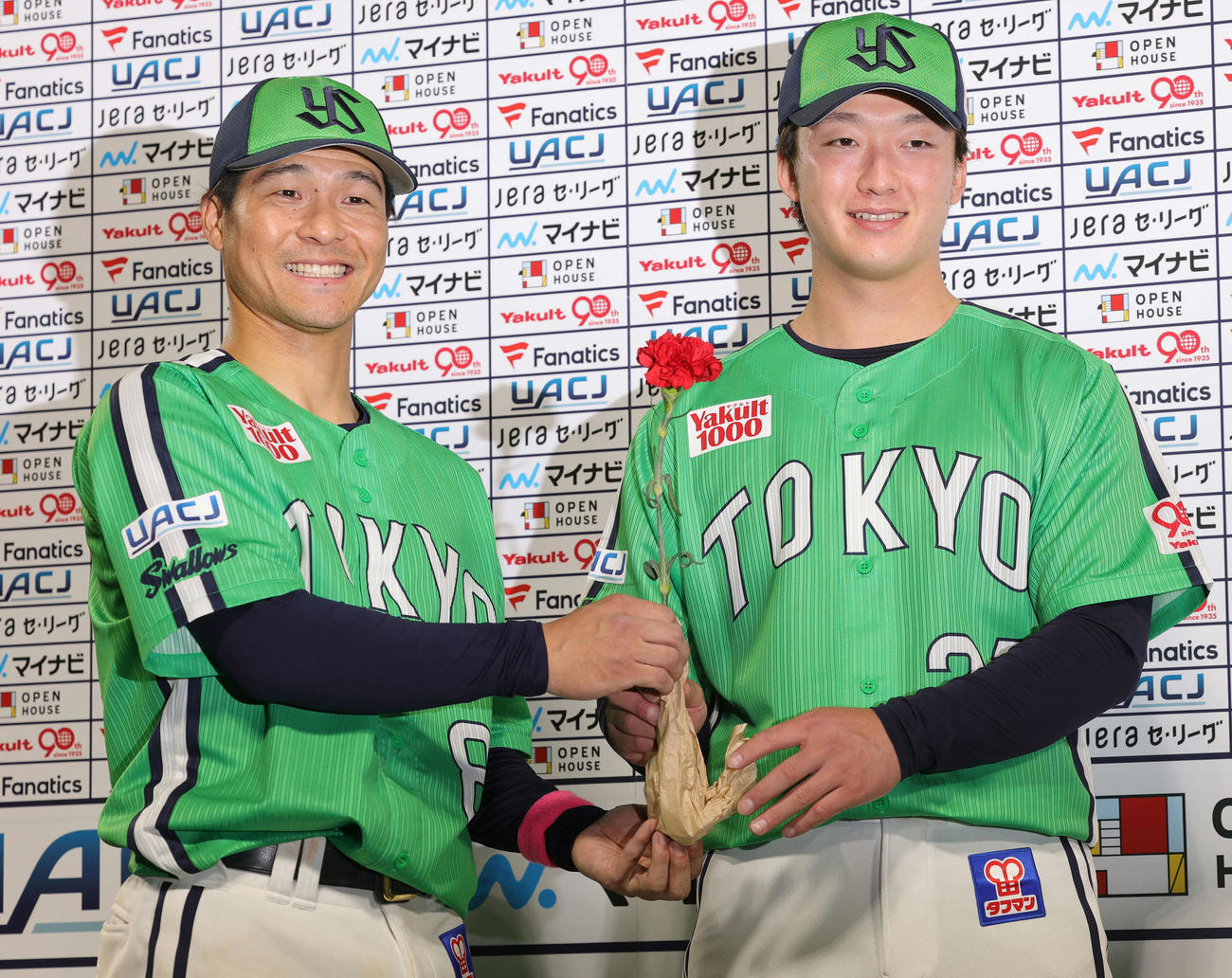 ヤクルト対巨人　母の日のお立ち台で、カーネーションを手に笑顔を見せるヤクルト茂木（左）と吉村（撮影・野上伸悟）