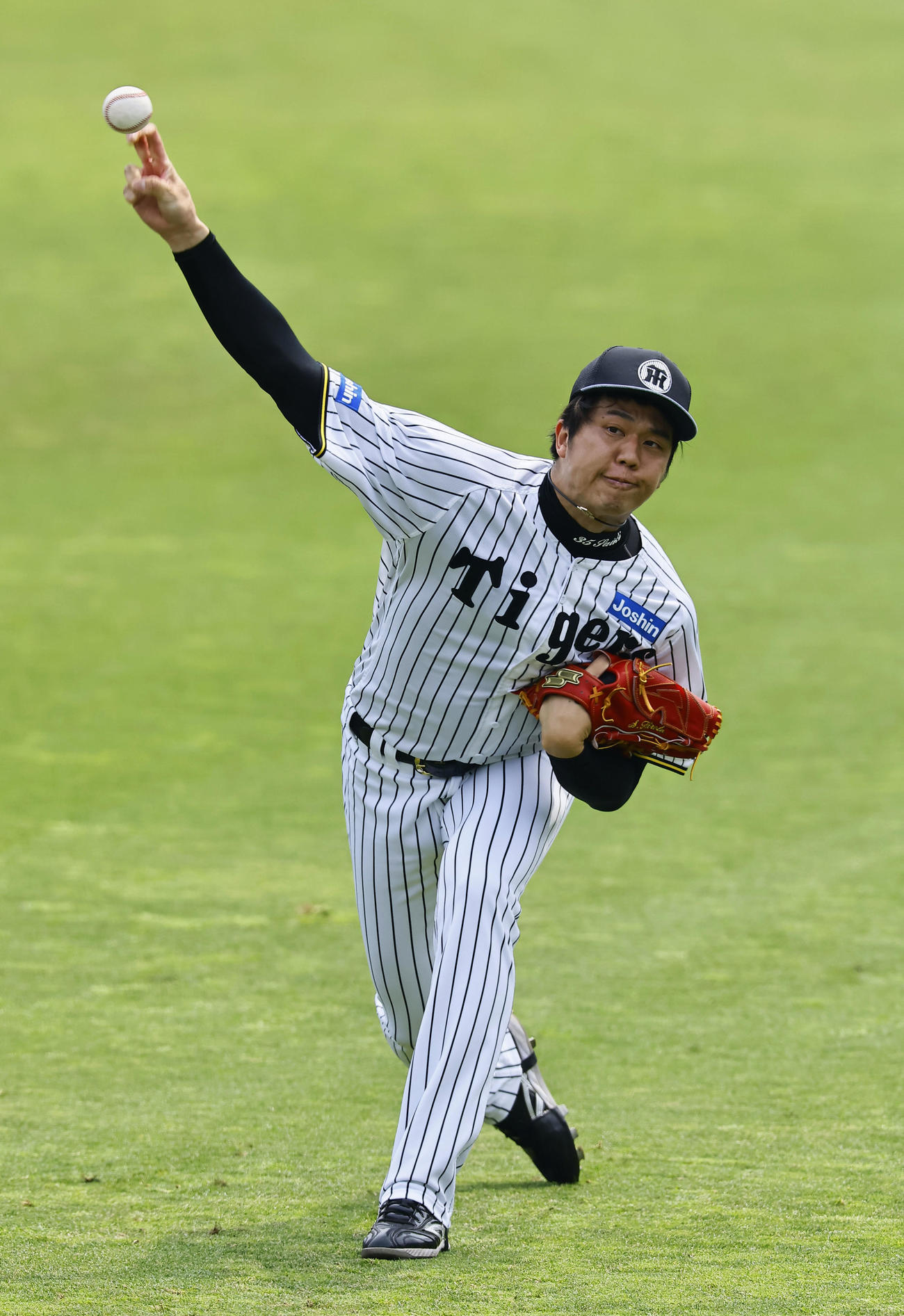 キャッチボールをする阪神才木（撮影・藤尾明華）