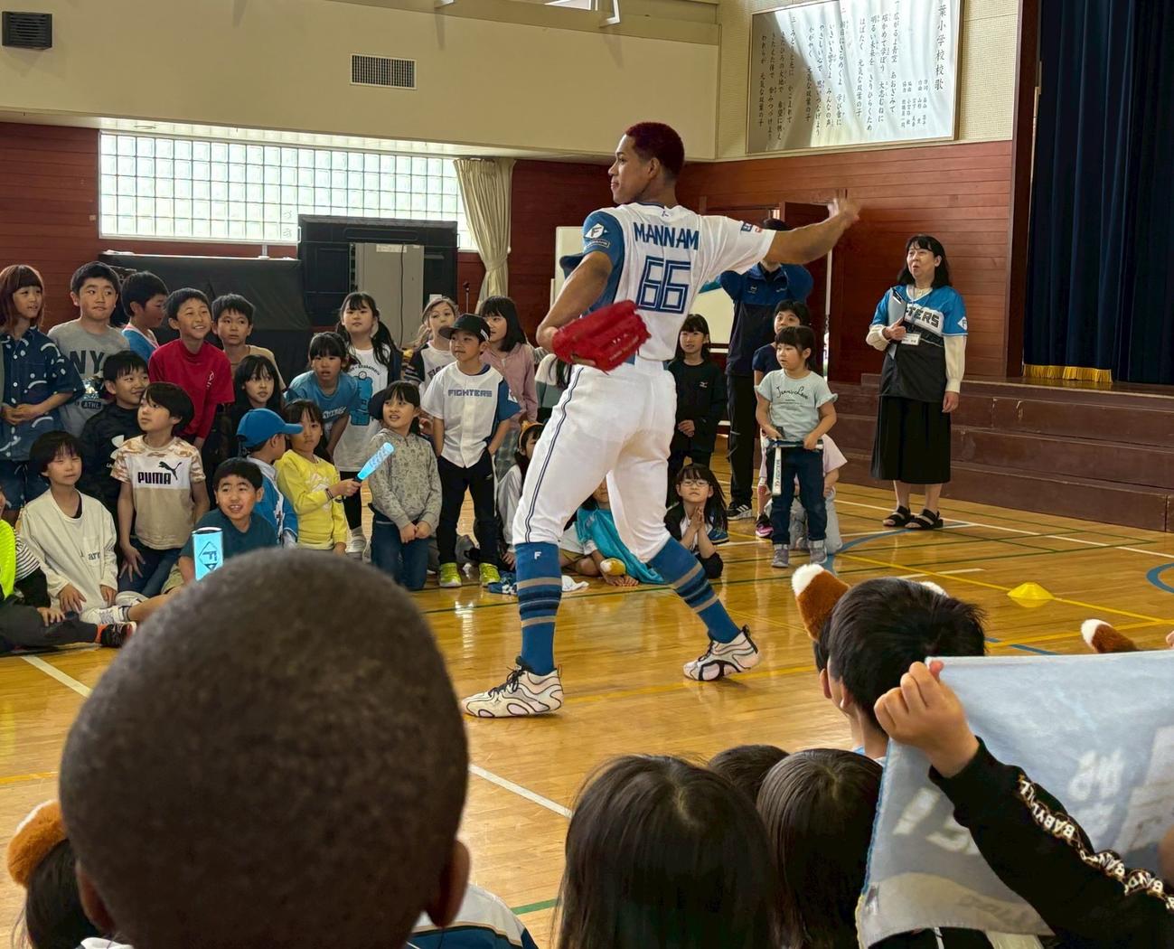 北広島双葉小を訪れ児童の前でキャッチボールを披露する日本ハム万波（撮影・永野高輔）