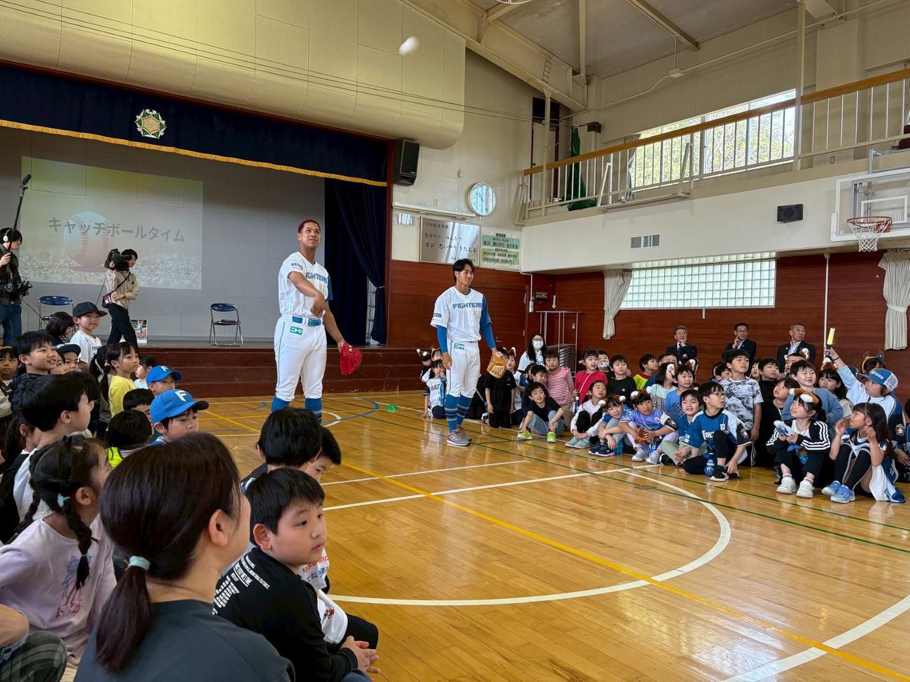 北広島双葉小を訪れ児童とキャッチボールする日本ハムの（左から）万波、細川（撮影・永野高輔）