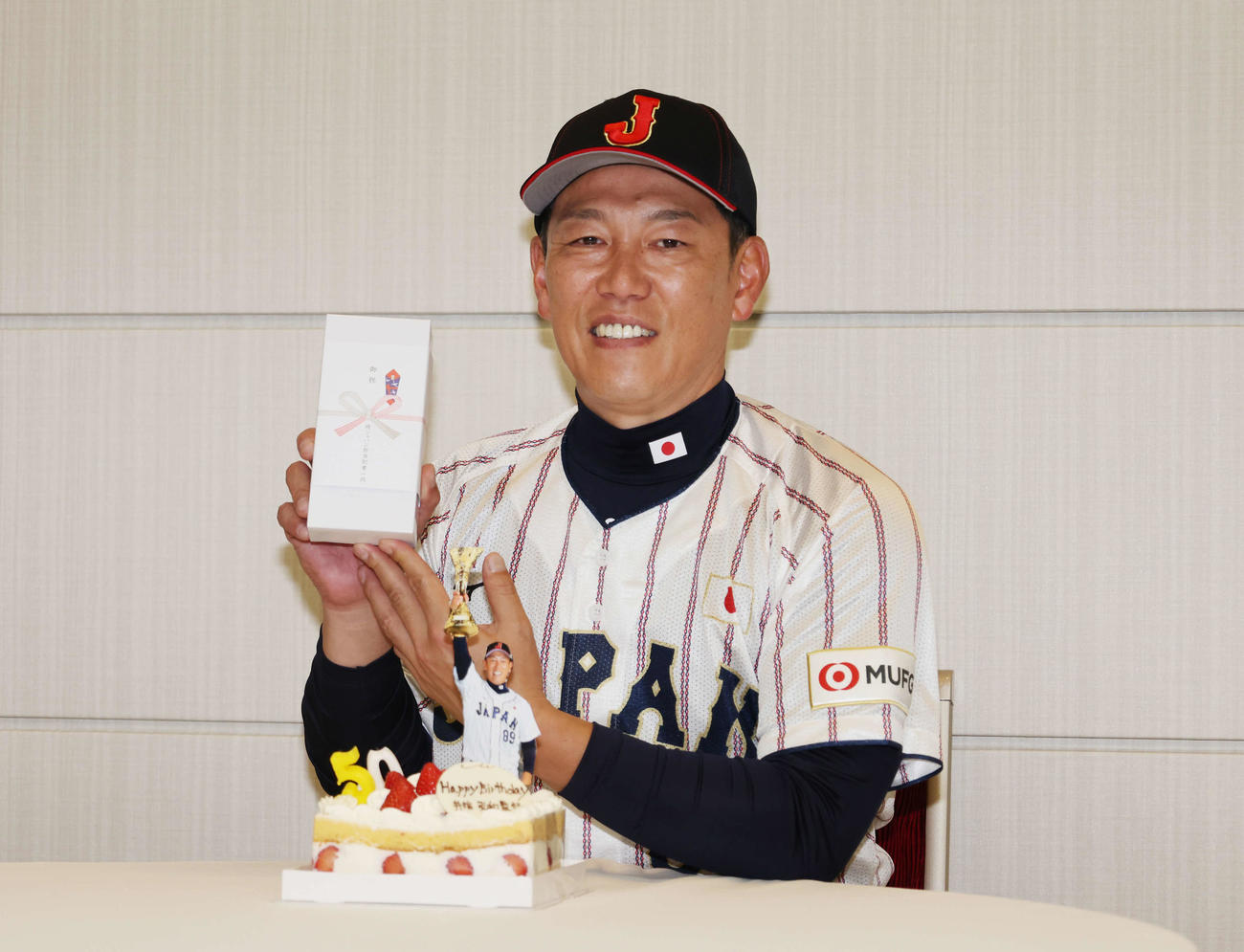 50歳の誕生日をお祝いされ笑顔でプレゼントを手に持つ、侍ジャパン井端監督（撮影・増田悦実）