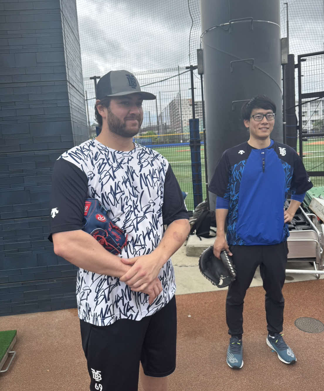 取材に応じたDeNAケイ（左）と飯沢選手サポートグループリーダー（撮影・小早川宗一郎）