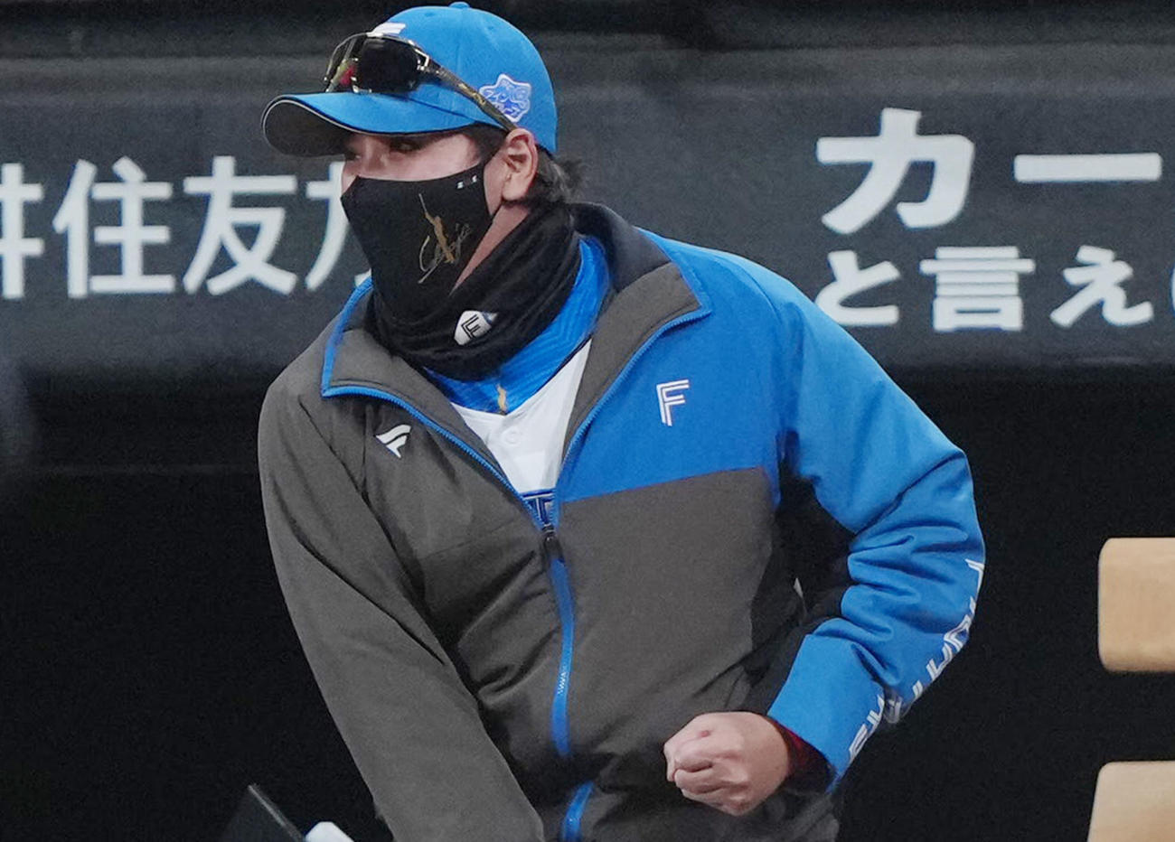 4月2日、日本ハム対ソフトバンク　7回裏日本ハム無死、吉田の右越え本塁打にガッツポーズの新庄監督