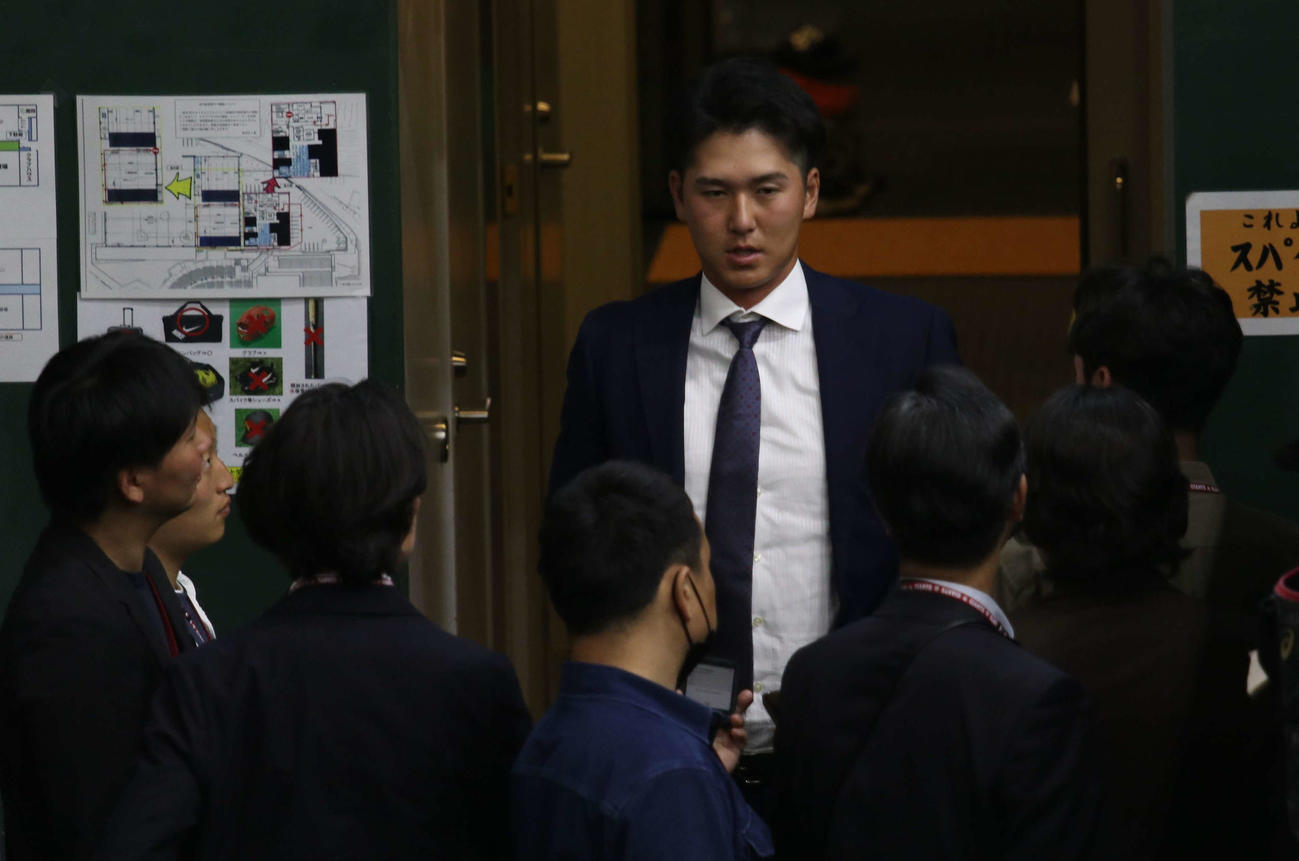 取材に応じる巨人秋広（撮影・山本佳央）