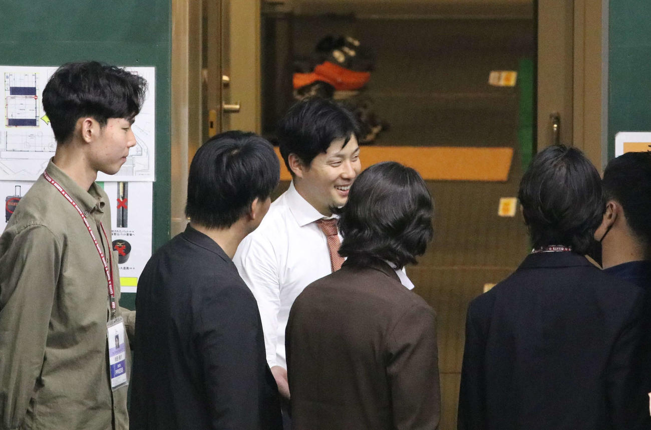 取材に応じる巨人大江（撮影・山本佳央）