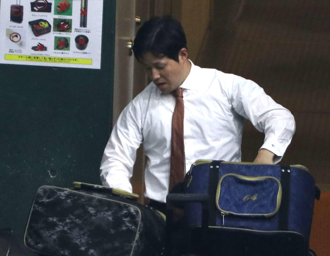 トレード発表を受けて荷物を片付ける巨人大江（撮影・寺本吏輝）