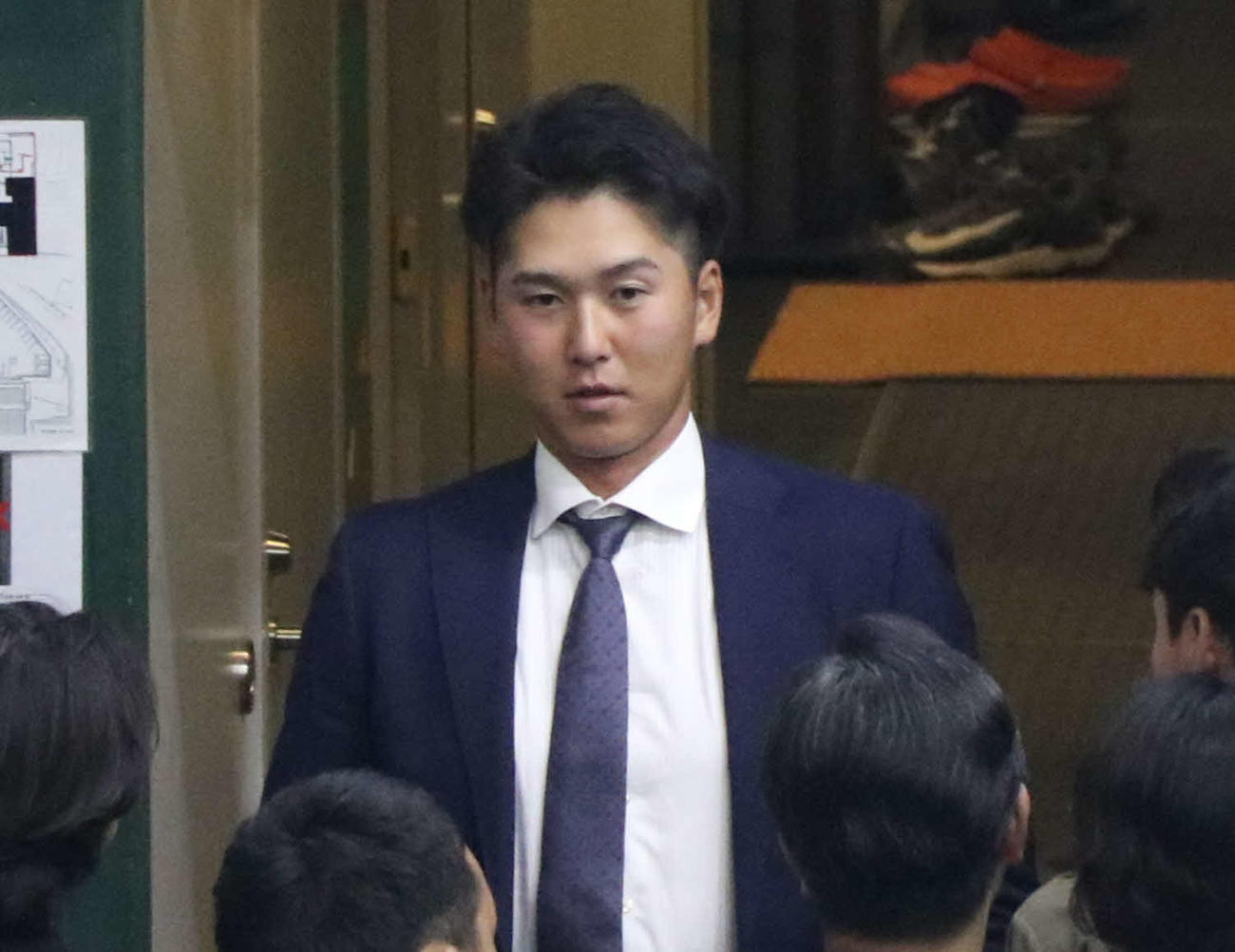 トレード発表を受けて報道陣に対応する巨人秋広（撮影・寺本吏輝）