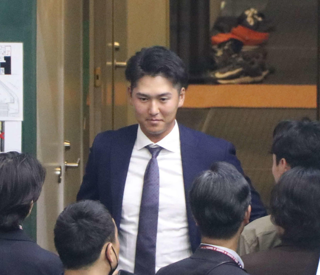 トレード発表を受けて報道陣に対応する巨人秋広（撮影・寺本吏輝）