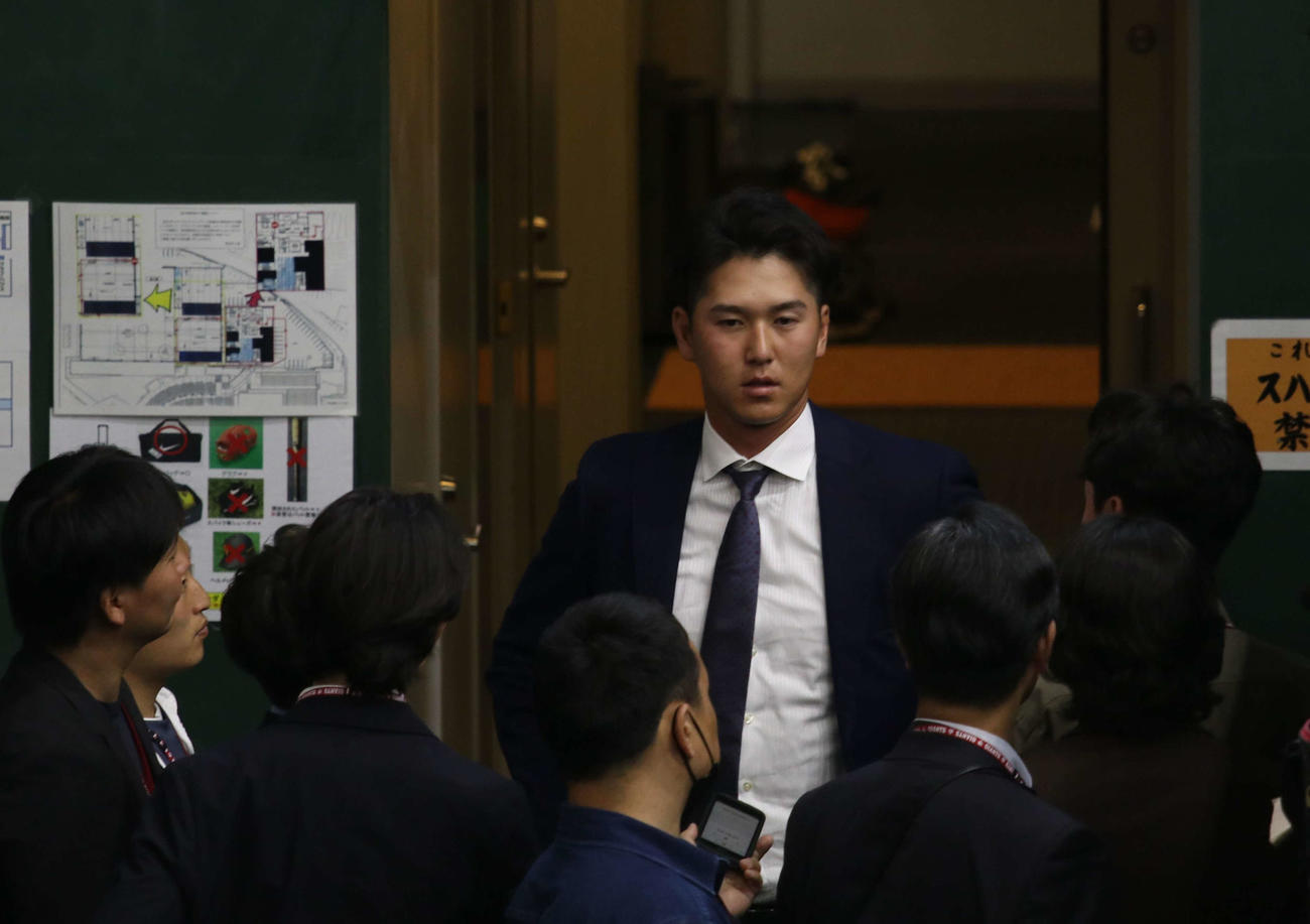 取材に応じる巨人秋広（撮影・山本佳央）