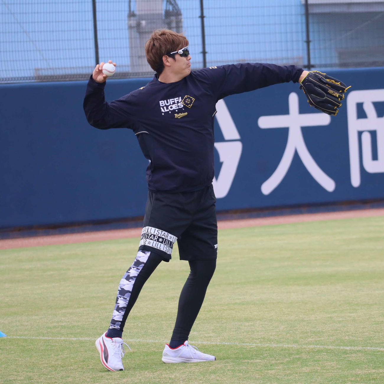 キャッチボールで調整するオリックス九里（撮影・村松万里子）