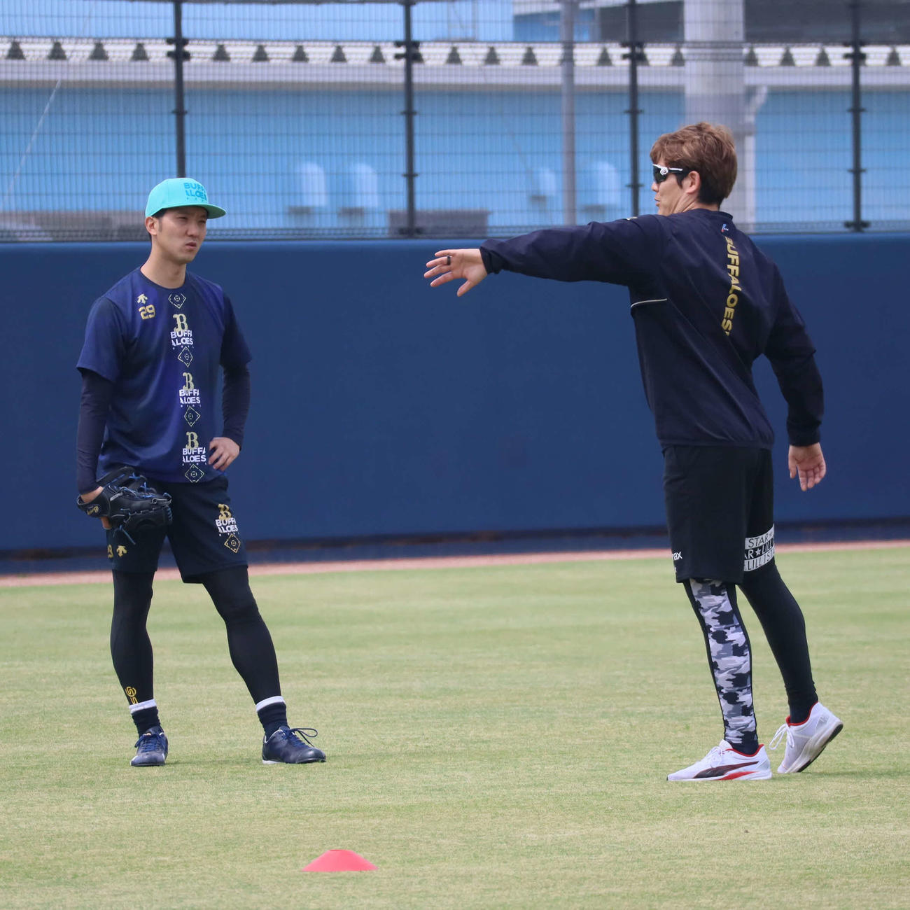投手練習で田嶋に身ぶり手ぶり説明するオリックス九里（右）（撮影・村松万里子）