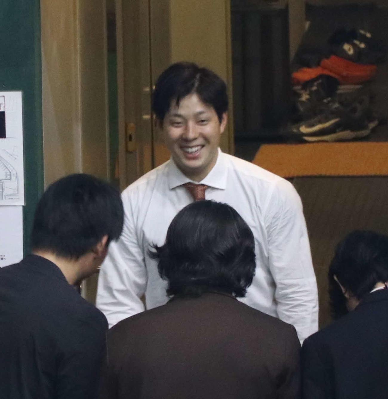 トレード発表を受けて報道陣に対応する巨人大江（撮影・寺本吏輝）