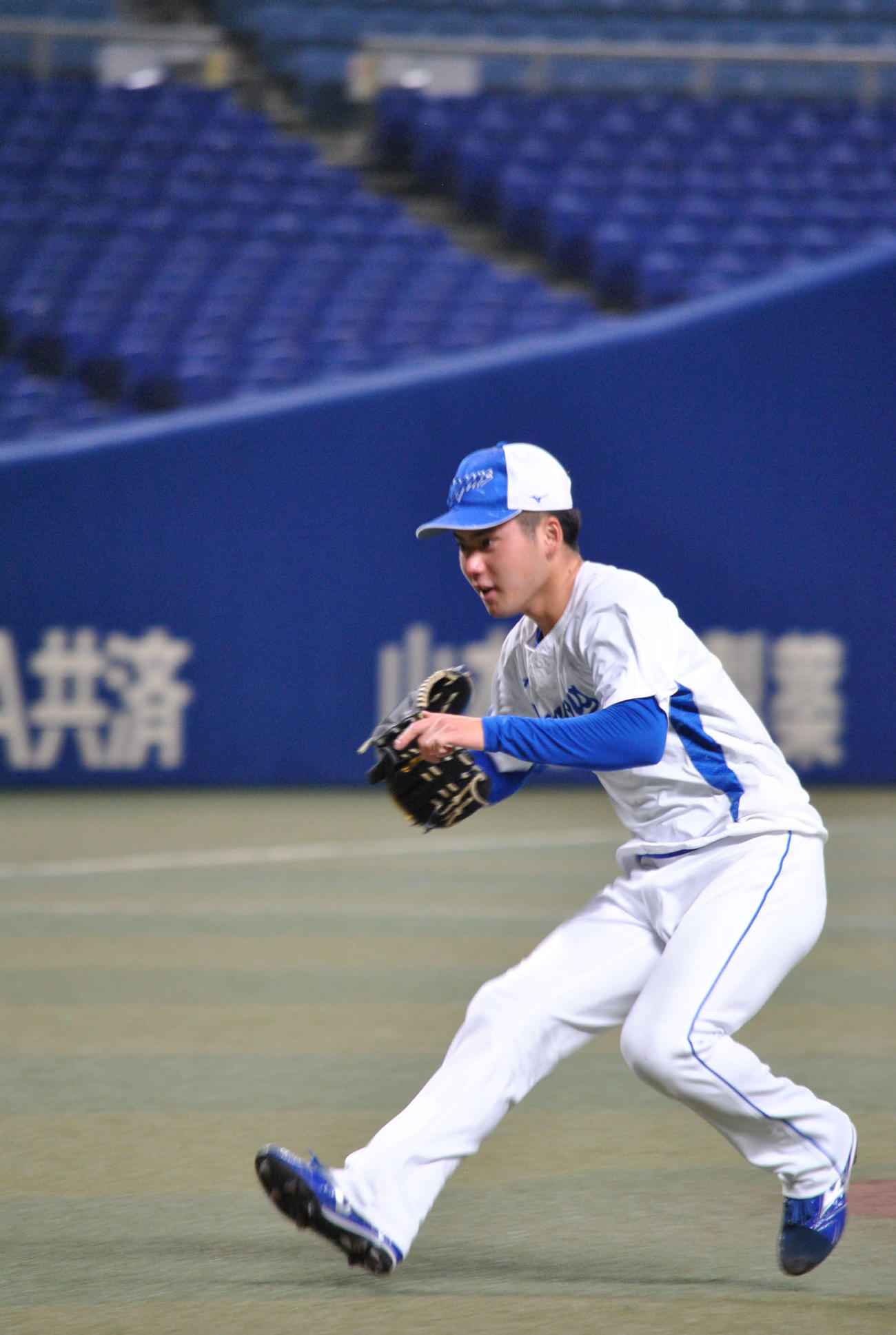 中日金丸は投内連携を行う（2025年5月12日、バンテリンドーム）