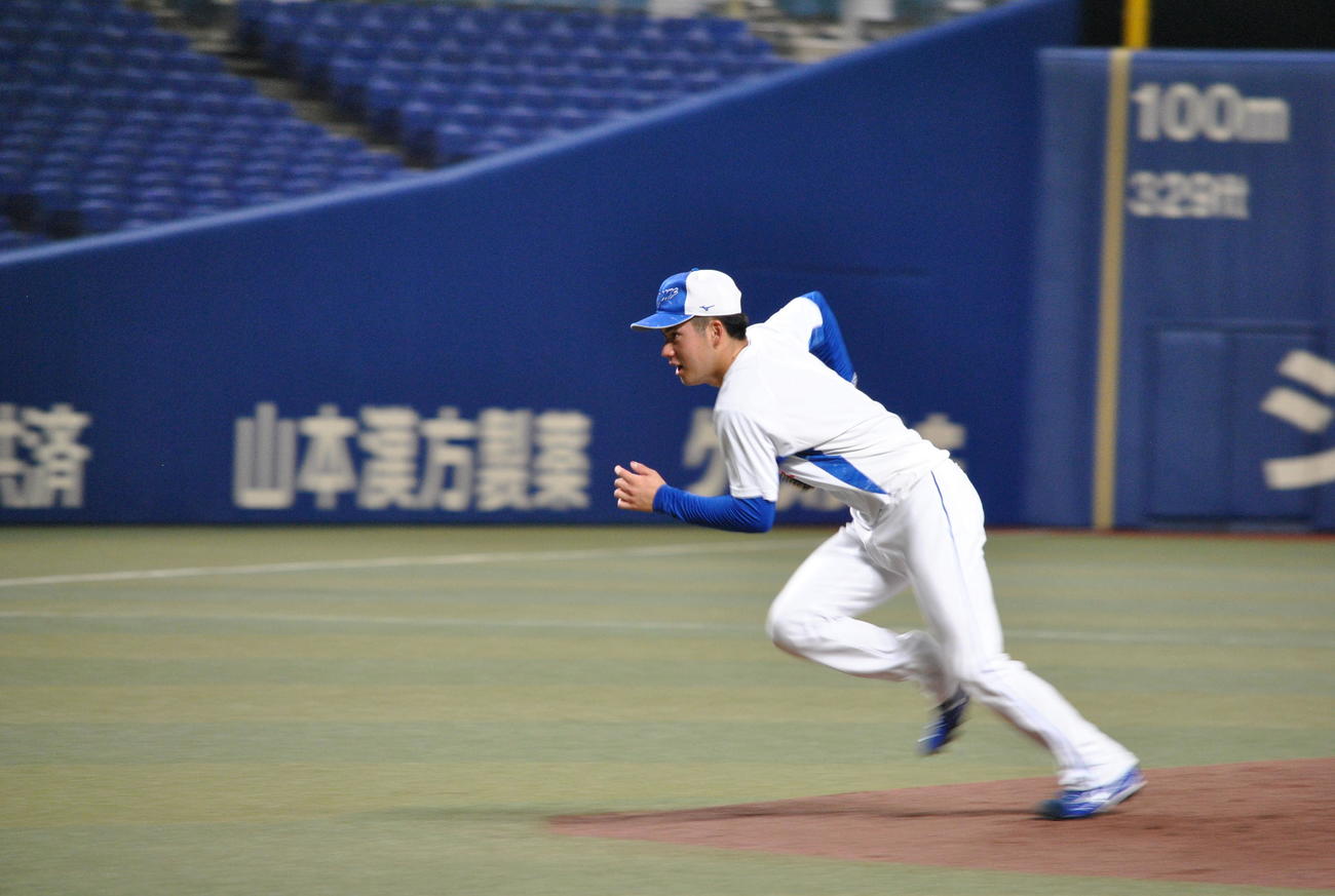 中日金丸は投内連携を行う（2025年5月12日、バンテリンドーム）