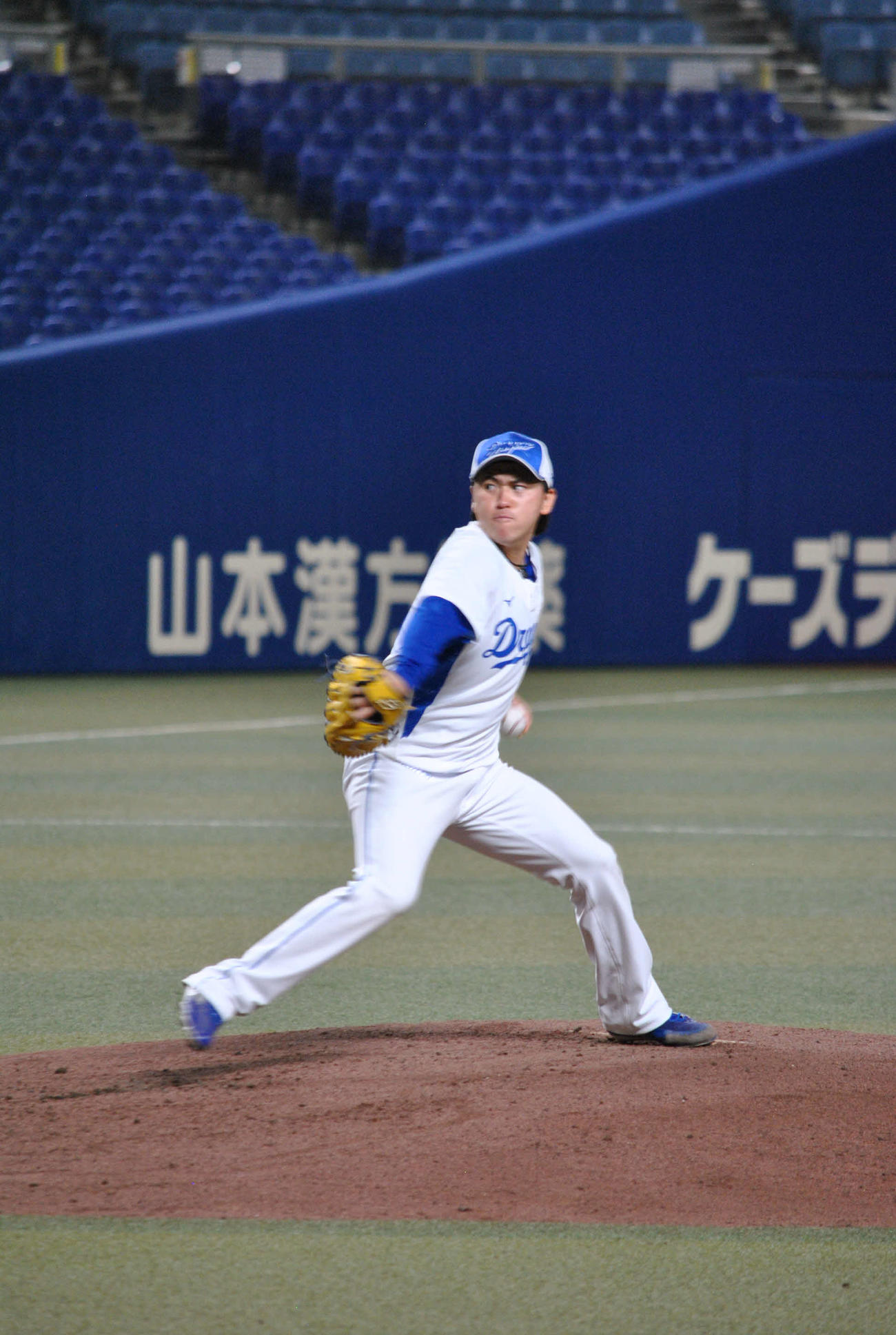 中日三浦はマウンドから投球練習を行う（2025年5月12日、バンテリンドーム）