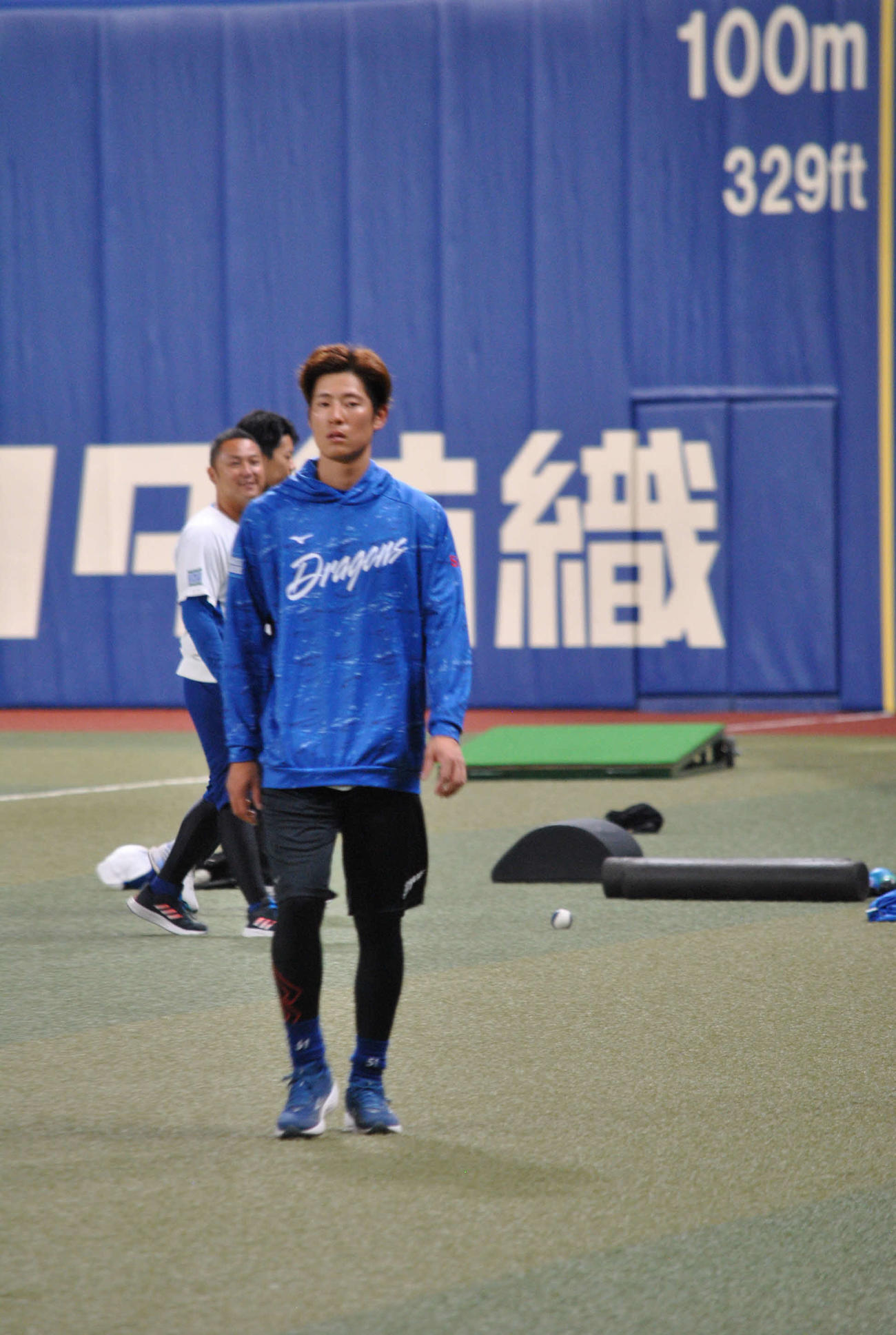 中日上林は休日返上でトレーニングを行うためグラウンドに姿を見せる