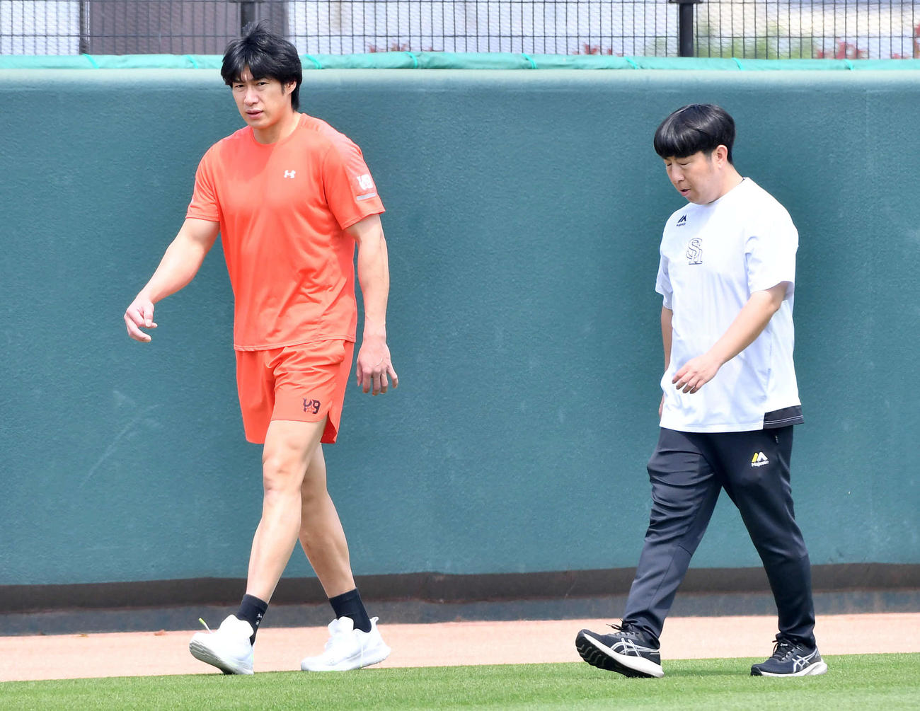 トレーナーと外野を歩くソフトバンク柳田（撮影・岩下翔太）