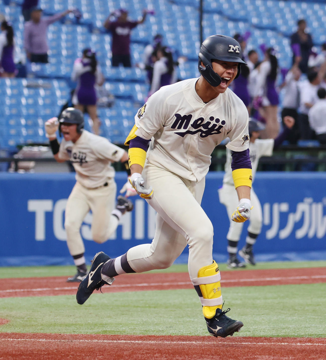 明大対立大　9回表明大2死三塁、内海は中前に適時打を放つ（撮影・柴田隆二）