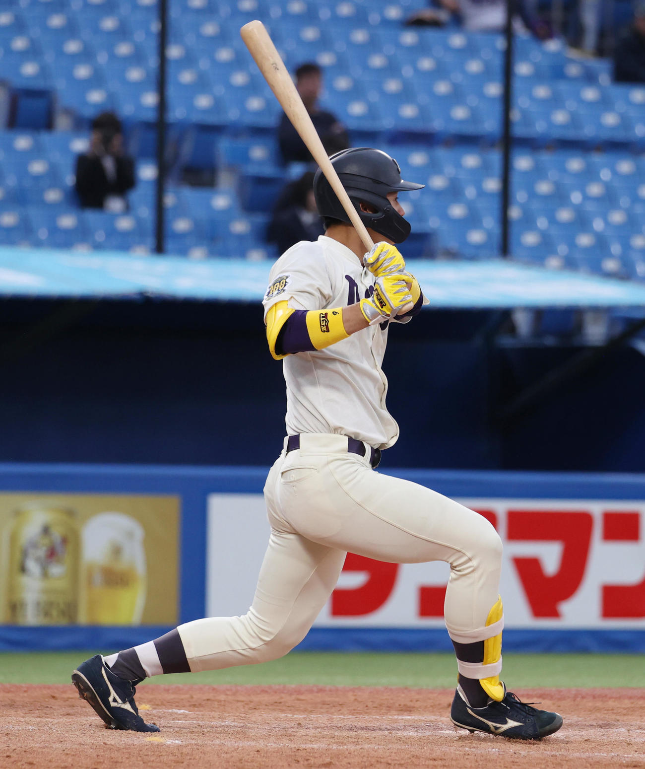 明大対立大　9回表明大2死三塁、内海は中前に適時打を放つ（撮影・柴田隆二）
