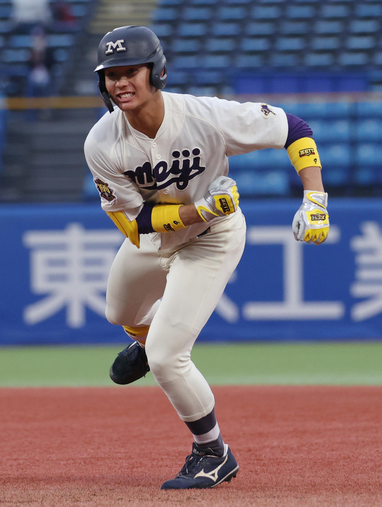 明大対立大　9回表明大2死三塁、内海は中前に適時打を放つ（撮影・柴田隆二）
