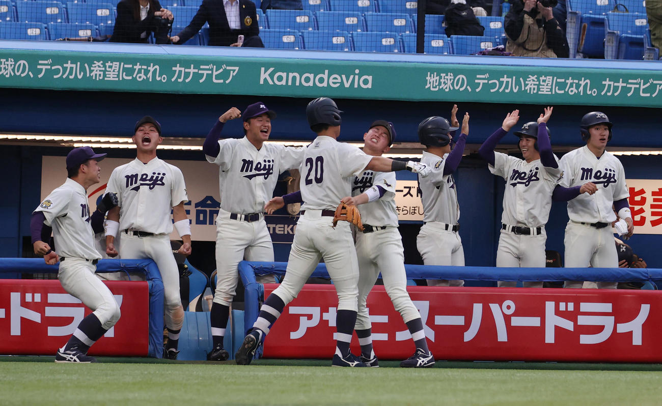 明大対立大　9回表明大2死三塁、内海の中前適時打に喜ぶ明大ナイン（撮影・柴田隆二）