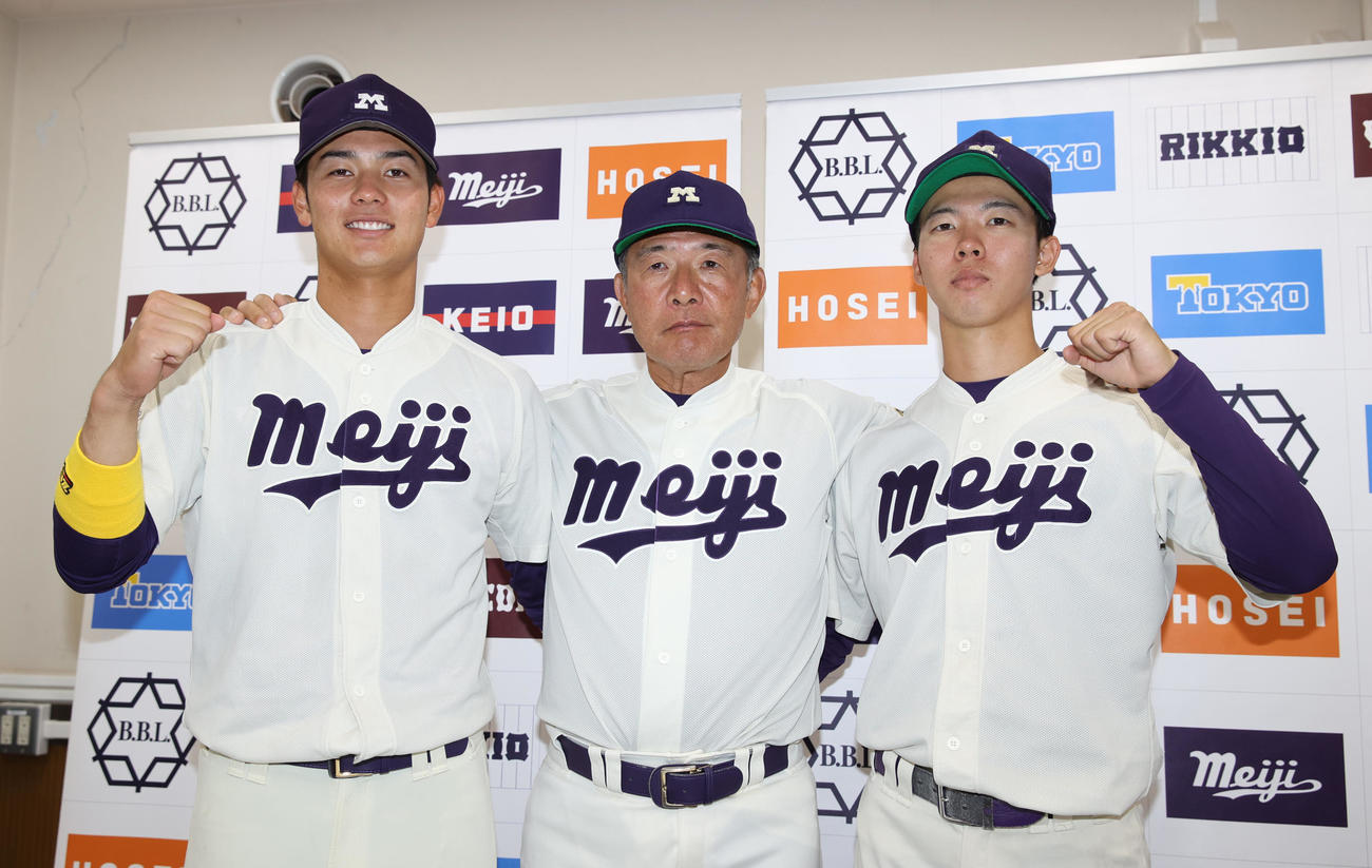 明大対立大　勝ち点を挙げた、左から明大・内海、戸塚監督、大川はガッツポーズする（撮影・柴田隆二）