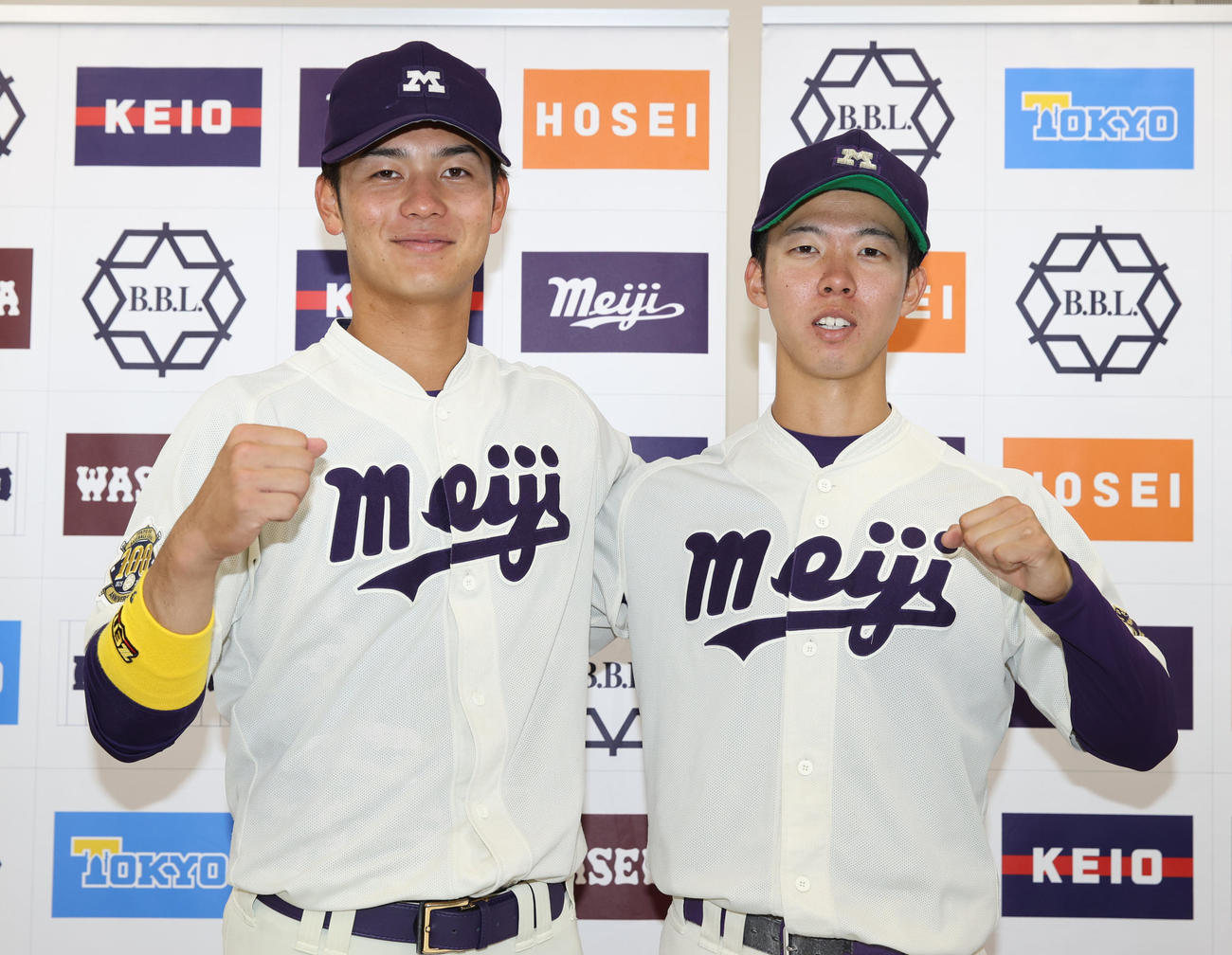 明大対立大勝ち点を挙げた決勝打の明大・内海（左）、勝利投手の大川はガッツポーズする（撮影・柴田隆二）