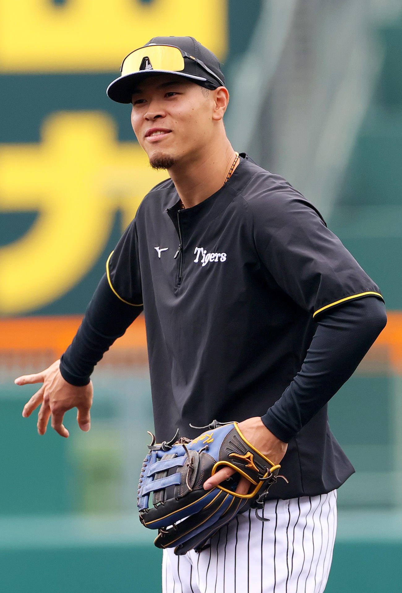 全体練習で汗を流す阪神佐藤輝（撮影・上山淳一）