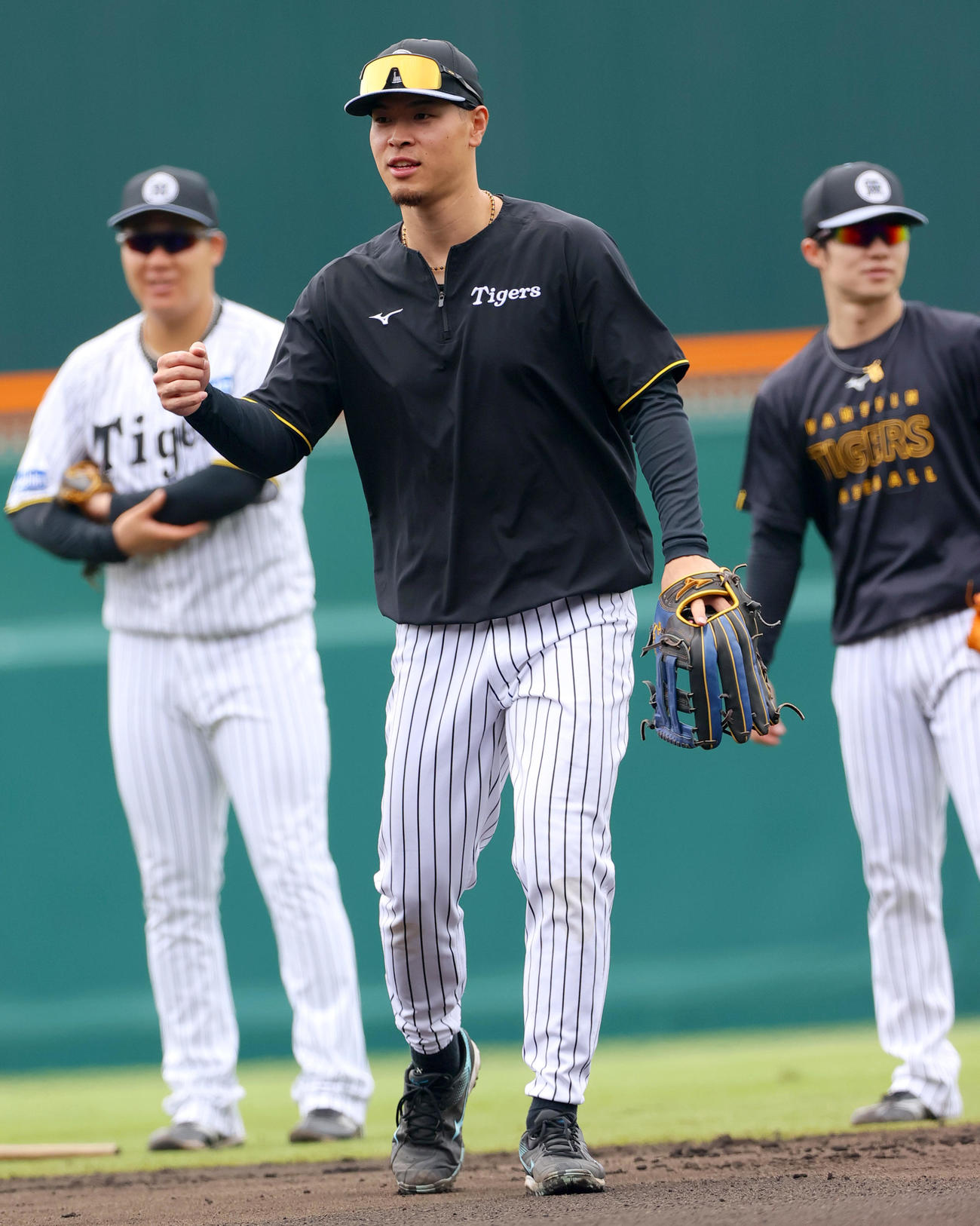 全体練習で汗を流す阪神佐藤輝。左は大山、右は中野（撮影・上山淳一）