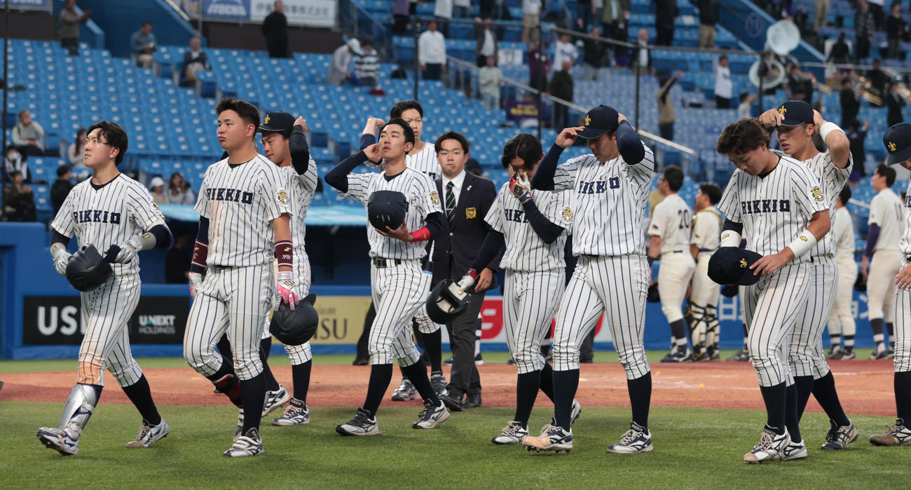 明大対立大　激闘の末、敗れた立大ナインはがっくりする（撮影・柴田隆二）
