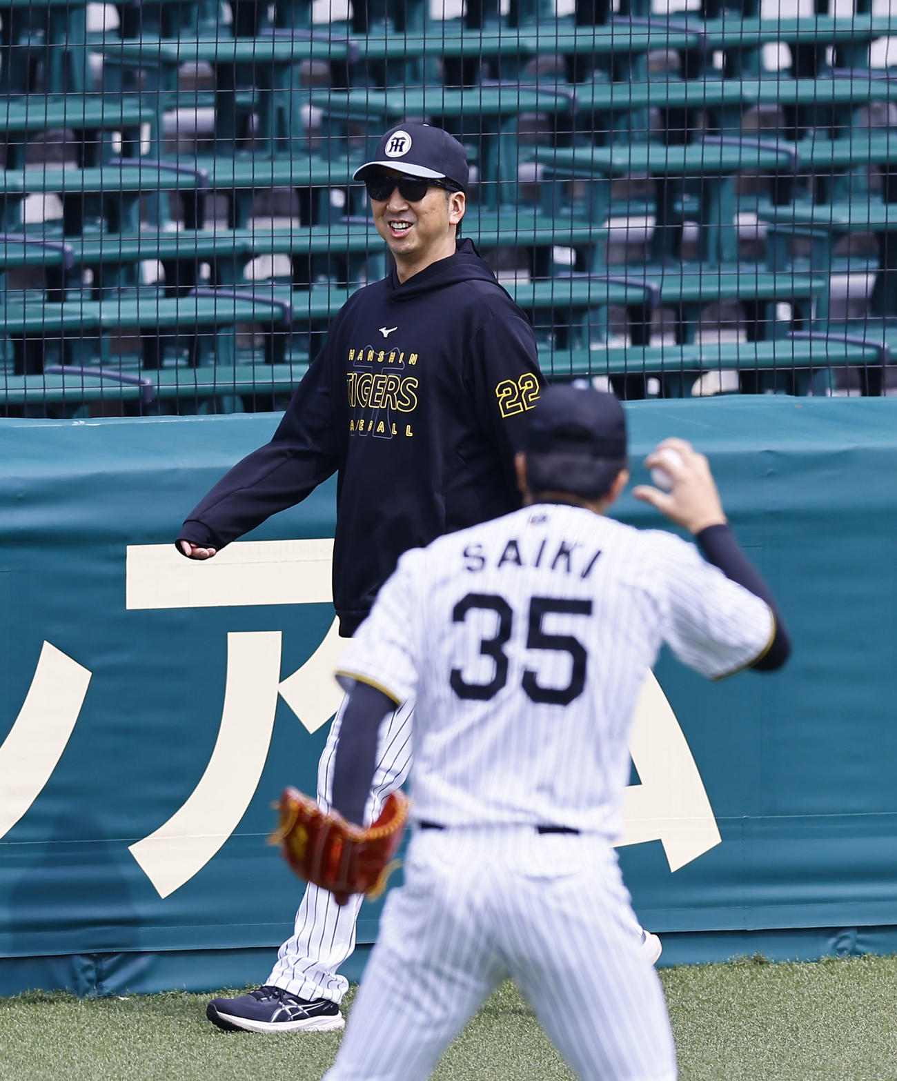 才木とあいさつを交わす阪神藤川監督（撮影・藤尾明華）