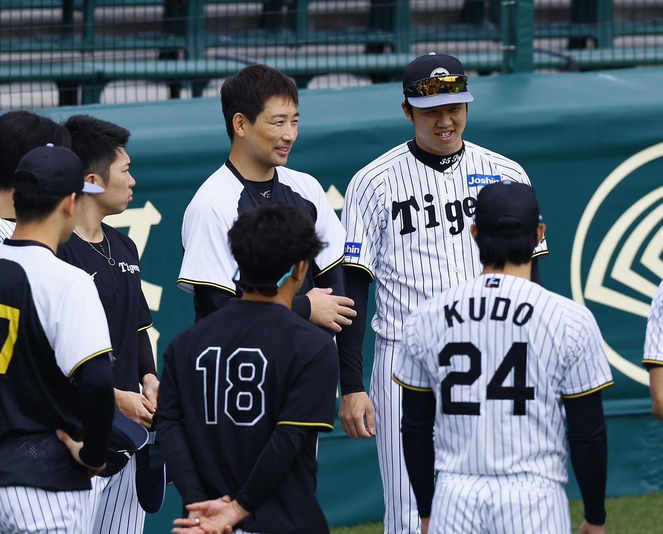練習前の円陣で笑顔見せる阪神岩崎（中央）、才木（奥右）ら（撮影・藤尾明華）