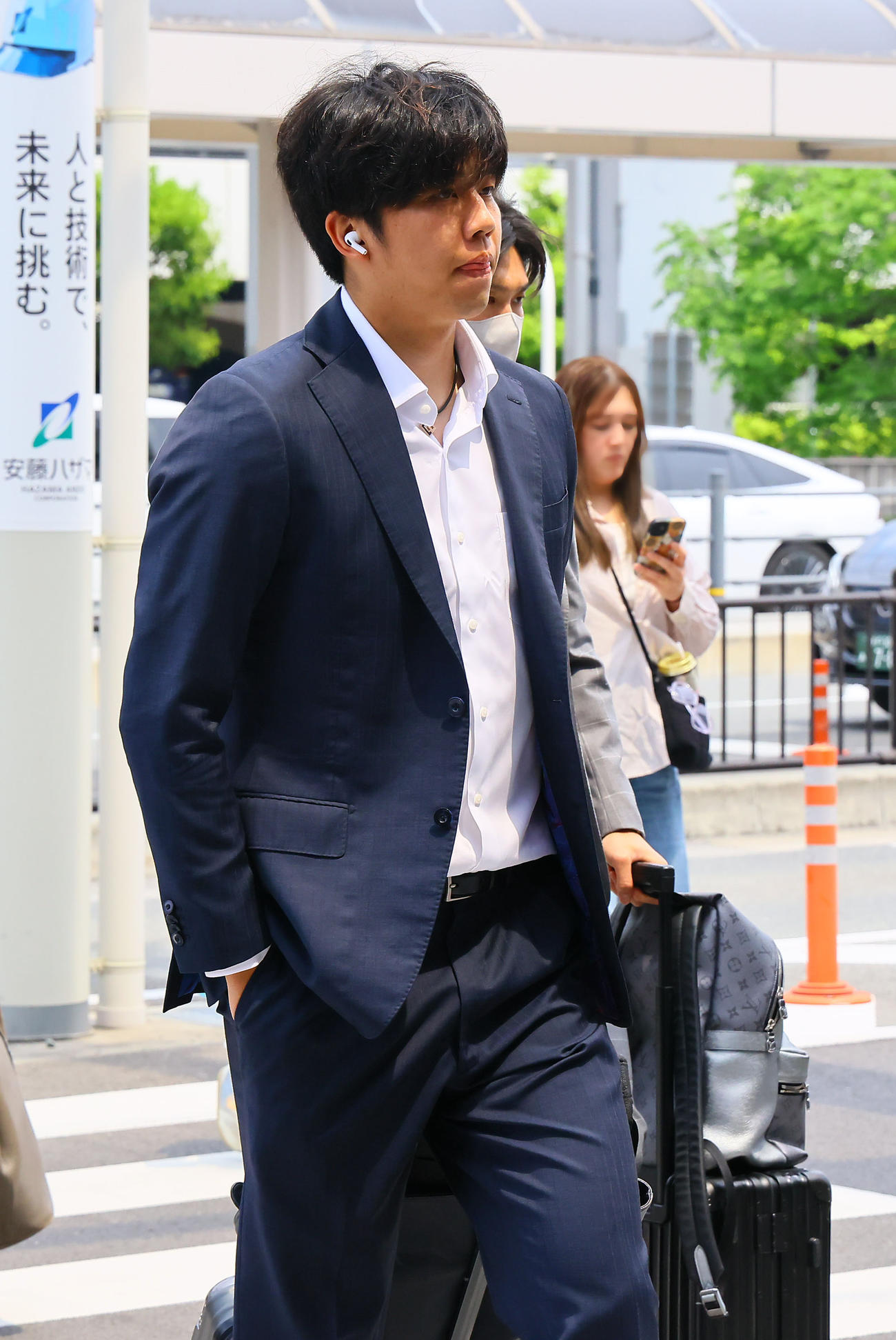 新潟へ出発のため空港に向かう阪神才木（撮影・藤尾明華）