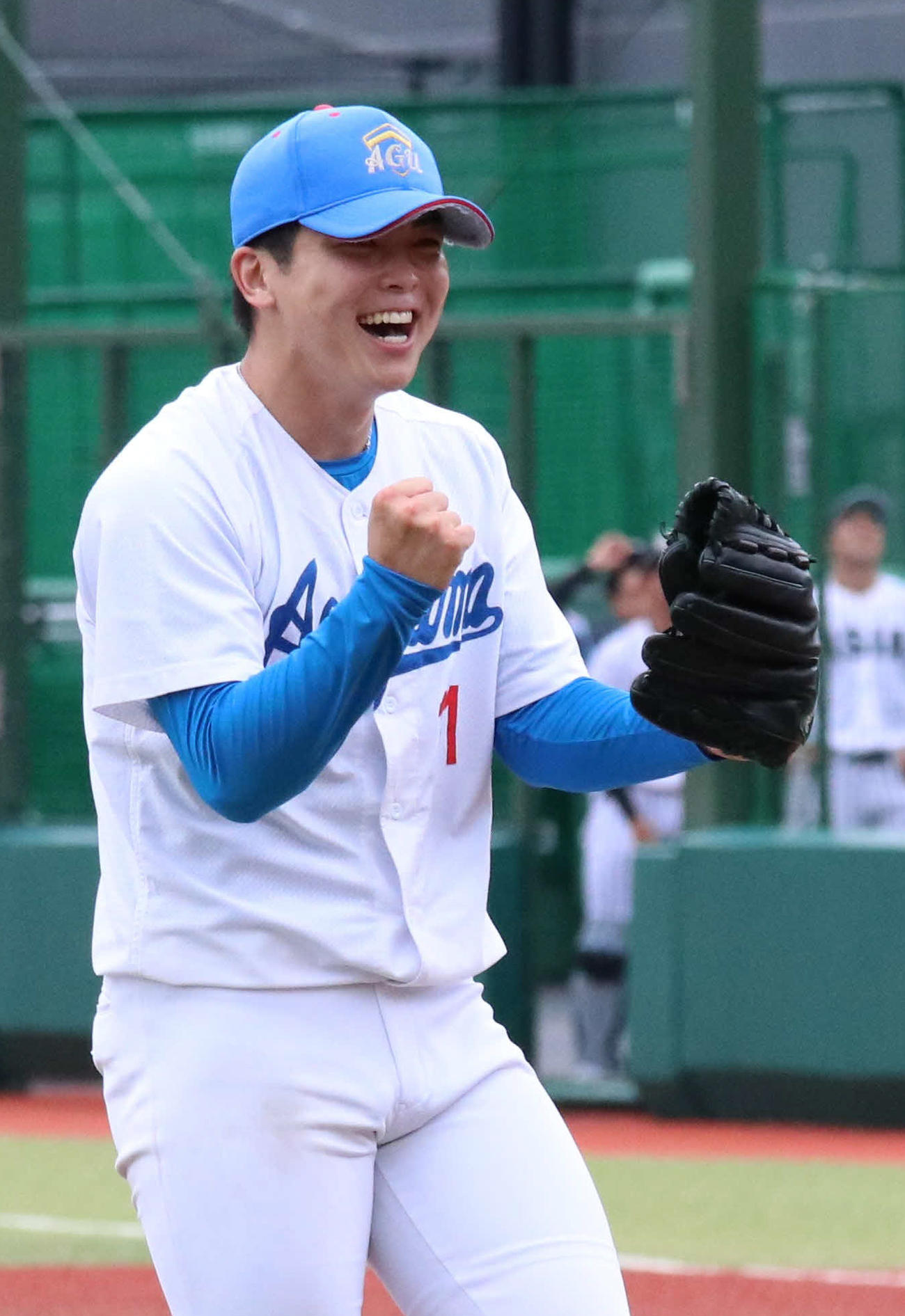 青学大対亜大　勝利しガッツポーズする青学大・中西（撮影・北村健龍）
