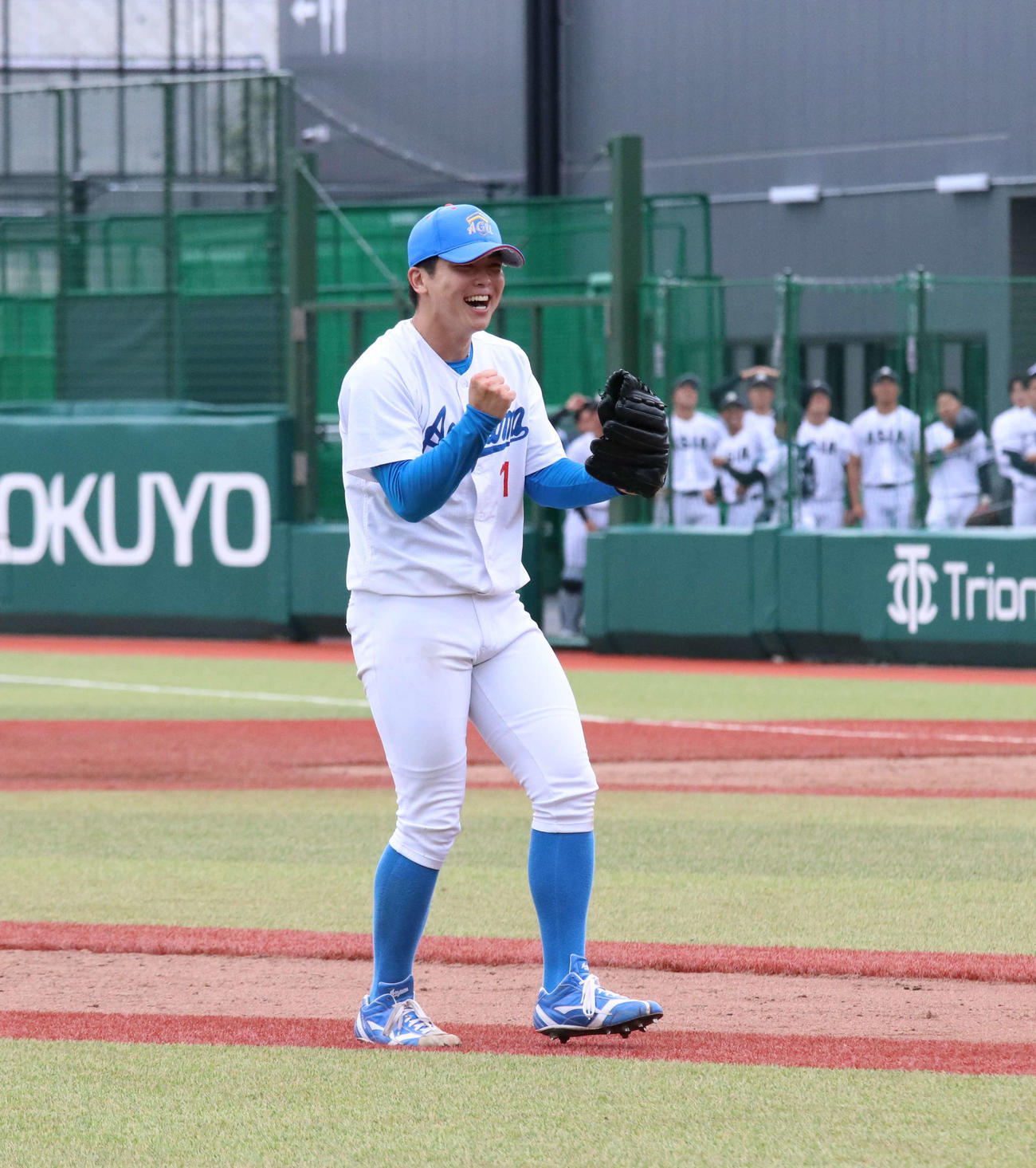 青学大対亜大　勝利しガッツポーズする青学大・中西（撮影・北村健龍）