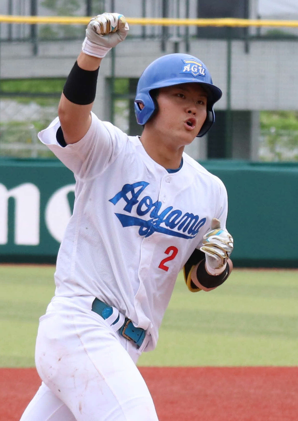 青学大対亜大　4回表青学大無死、渡部が左越え本塁打を放つ（撮影・北村健龍）