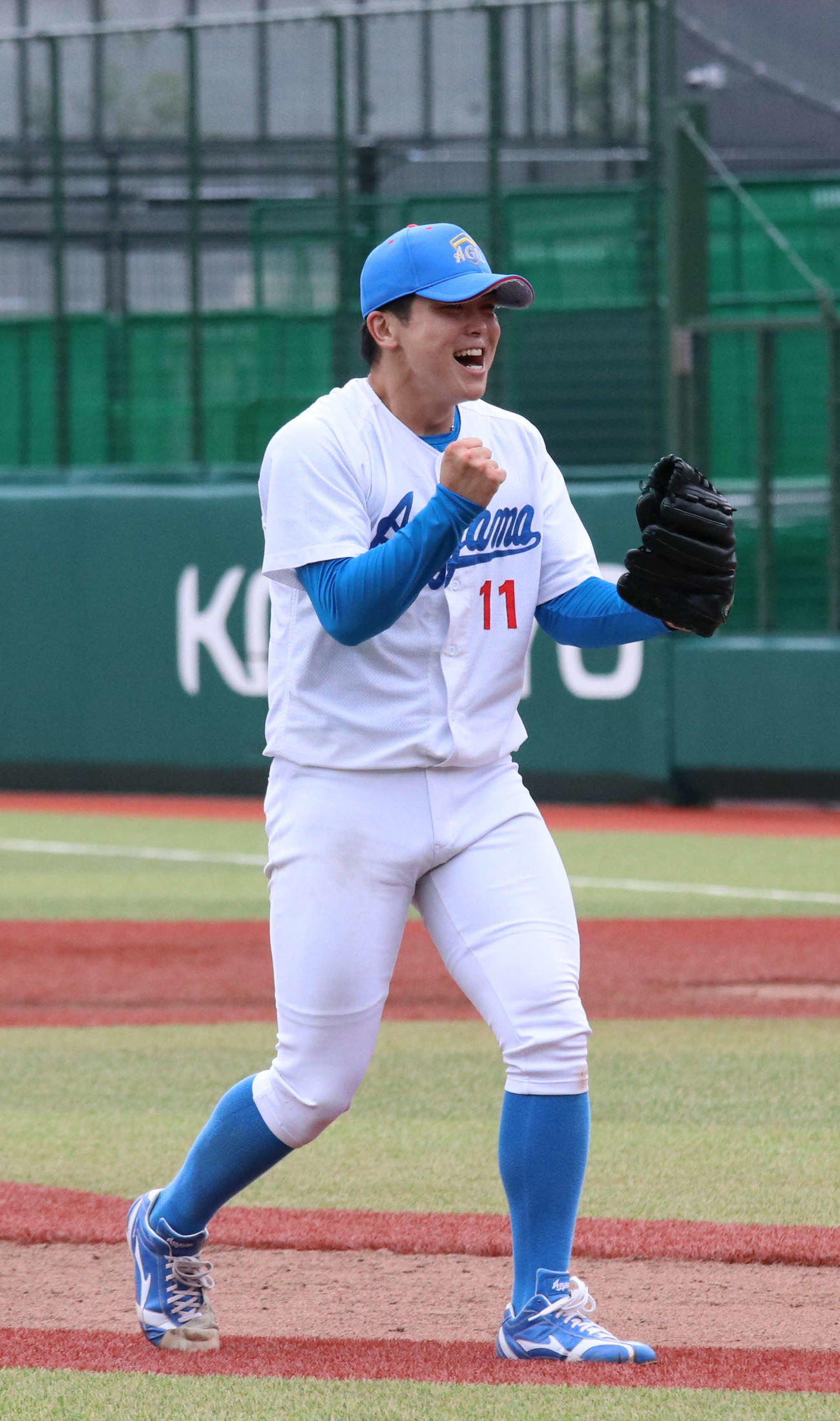 青学大対亜大　勝利しガッツポーズする青学大・中西（撮影・北村健龍）