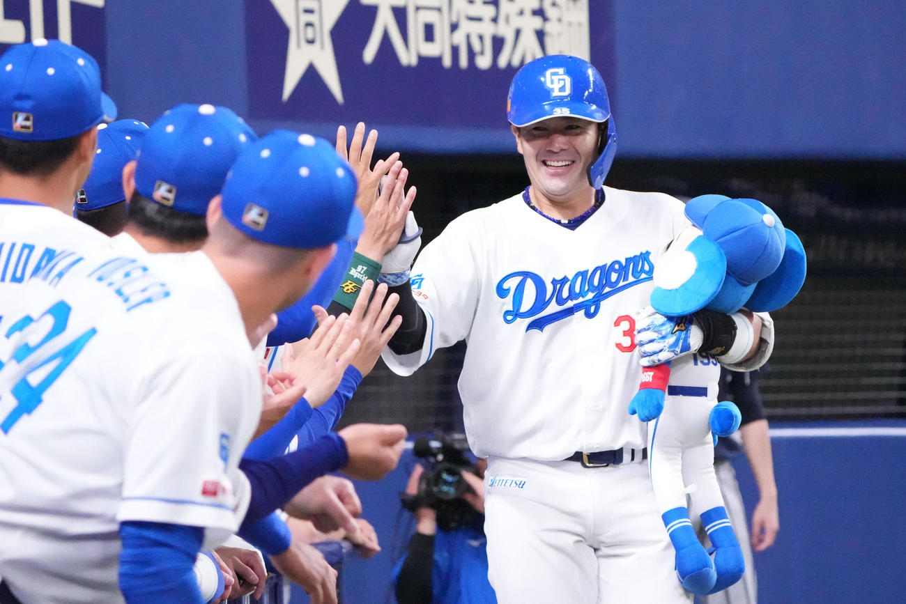 5月5日DeNA戦で本塁打を放った木下拓哉（右）