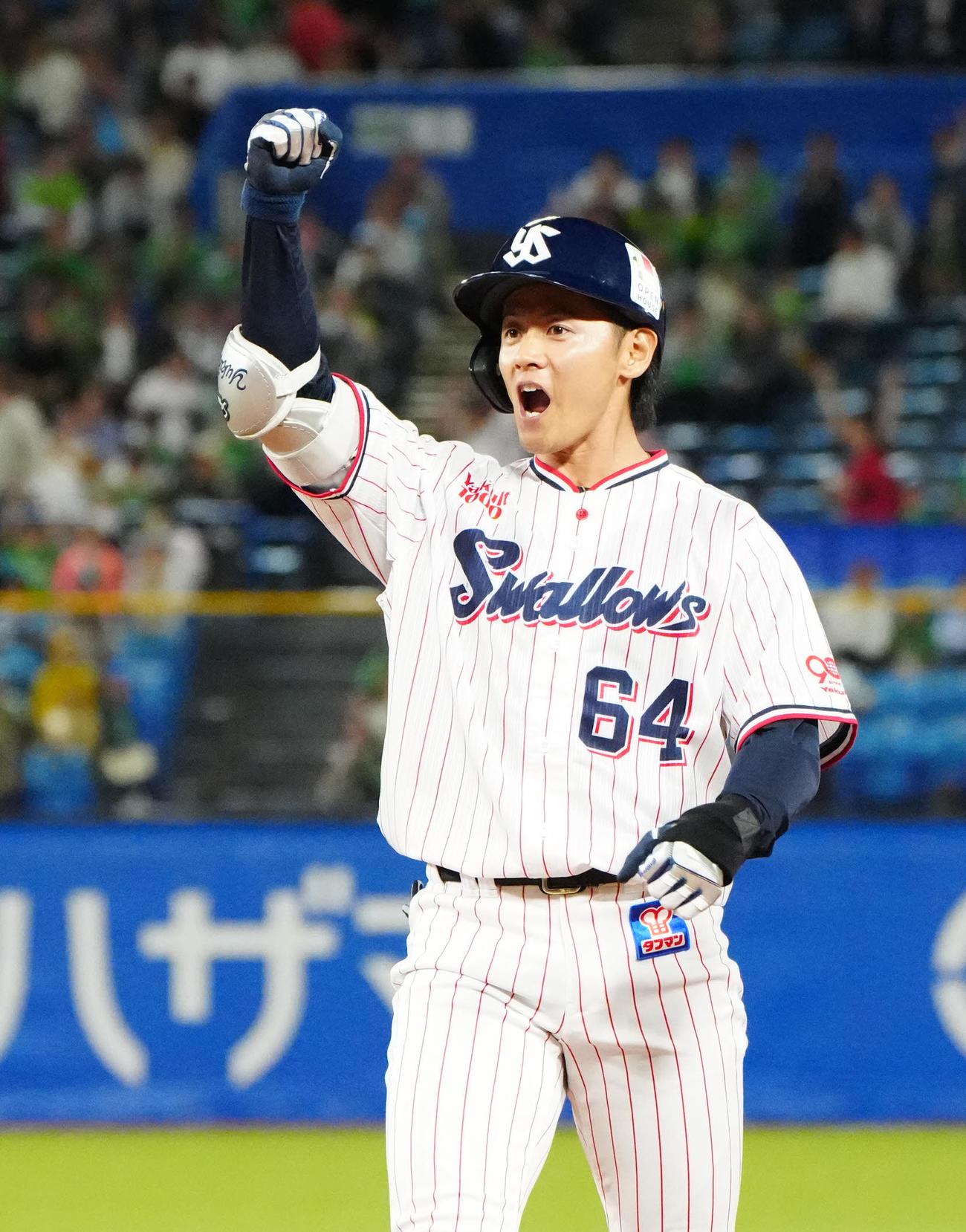 ヤクルト対広島　4回裏ヤクルト2死一、二塁、適時打を放った岩田（撮影・江口和貴）