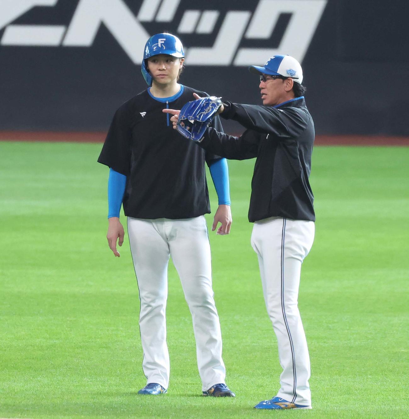 日本ハム対オリックス　代田コーチから走塁指導される山崎（撮影・黒川智章）